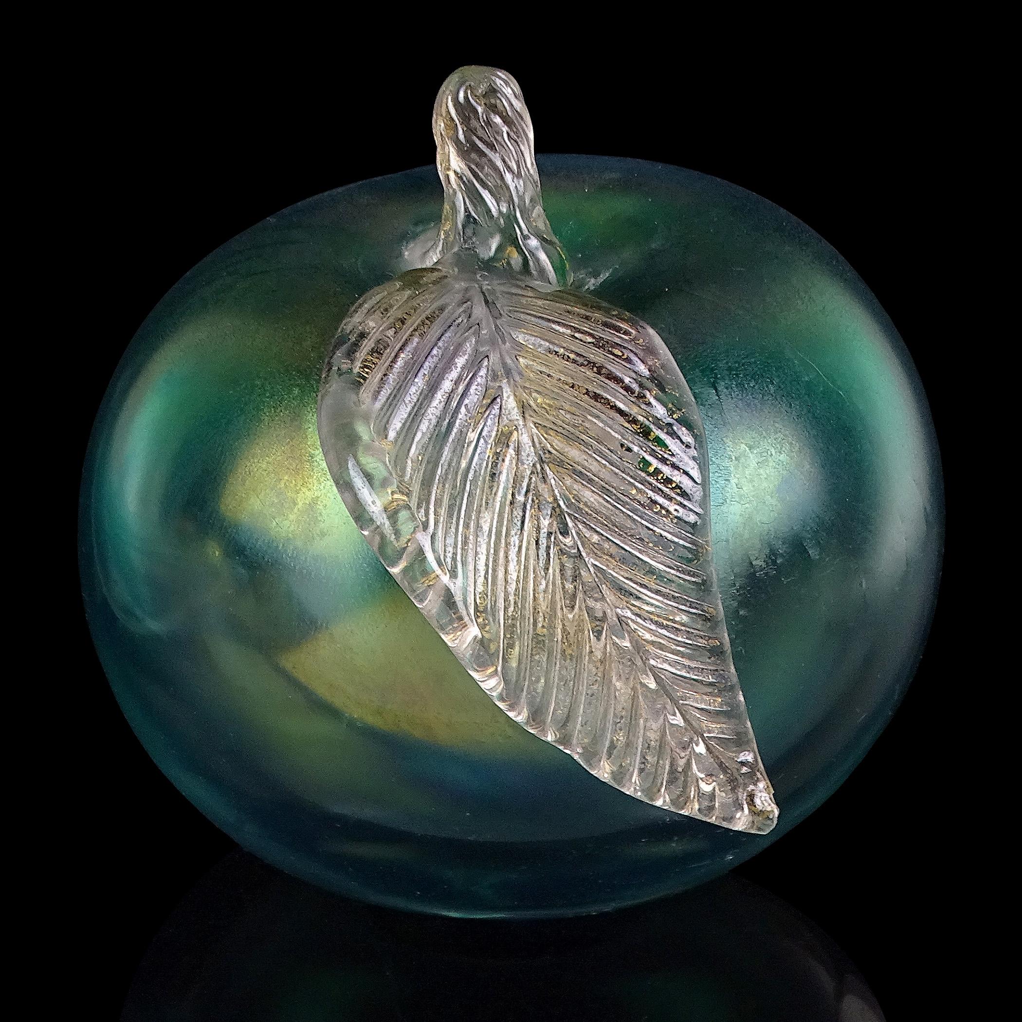 Italiano The Artful Green Blu Oro Iridescente di Murano Scultura di frutta mela banana in vetro artistico italiano in vendita