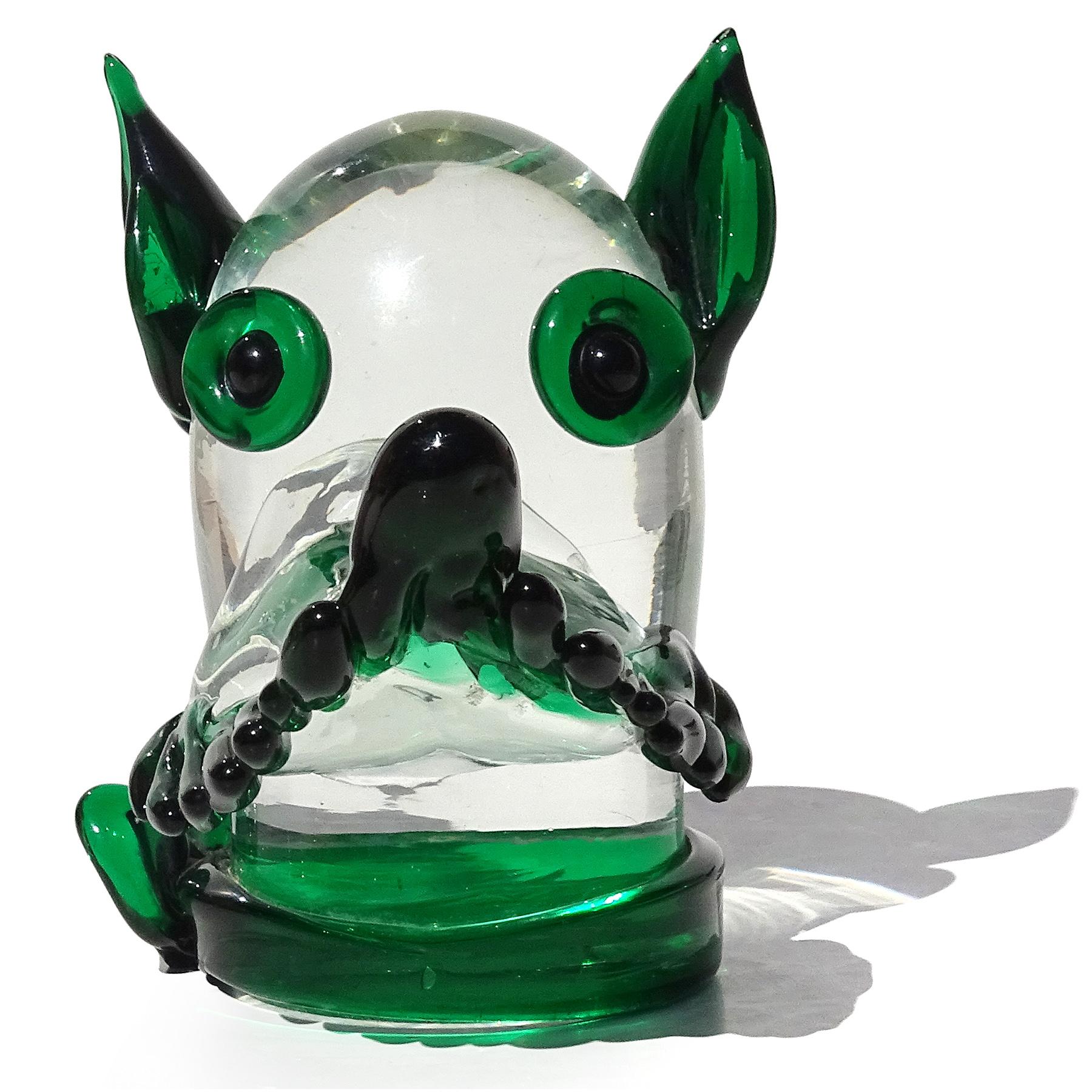 Niedliche Vintage Murano mundgeblasen grün und klar italienische Kunst Glas Welpen Hundekopf Skulptur oder Briefbeschwerer. Dokumentiert bei der Firma Fratelli Toso. Ich glaube, es soll ein Terrier oder Scotty sein. Der Kopf trägt ein um den Hals
