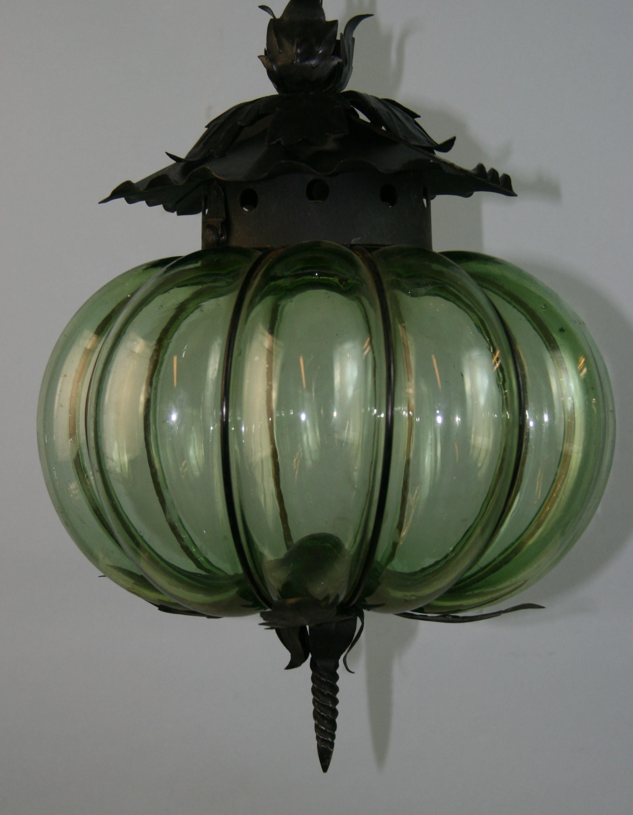 Verre vert de Murano soufflé dans un cadre en métal
Rewired fonctionne avec une ampoule de 60 watts de type Edison.
Fourni avec une chaîne de 3 pieds et un baldaquin.