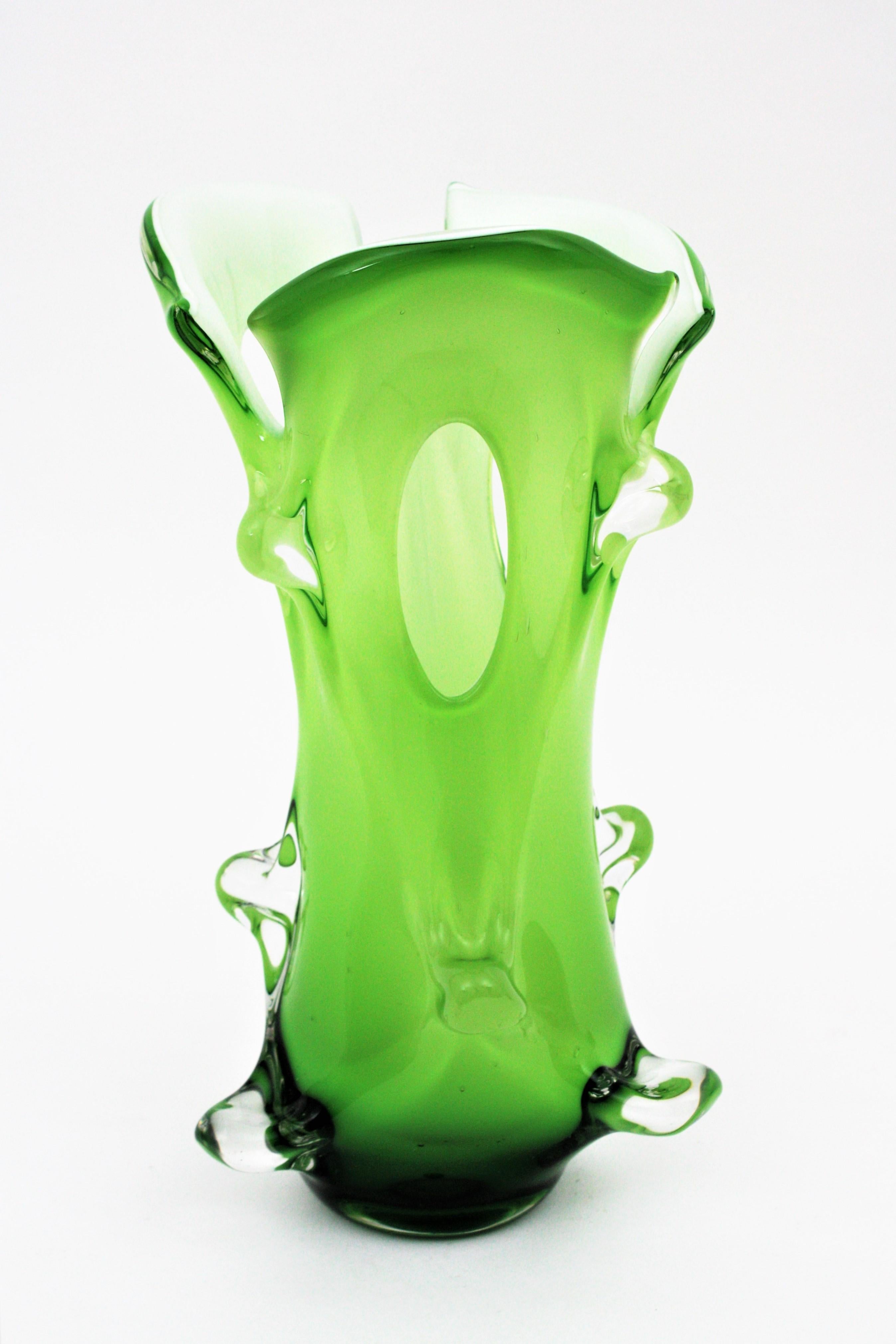Murano Grün Italienisches Kunstglas Forato Vase (Moderne der Mitte des Jahrhunderts) im Angebot