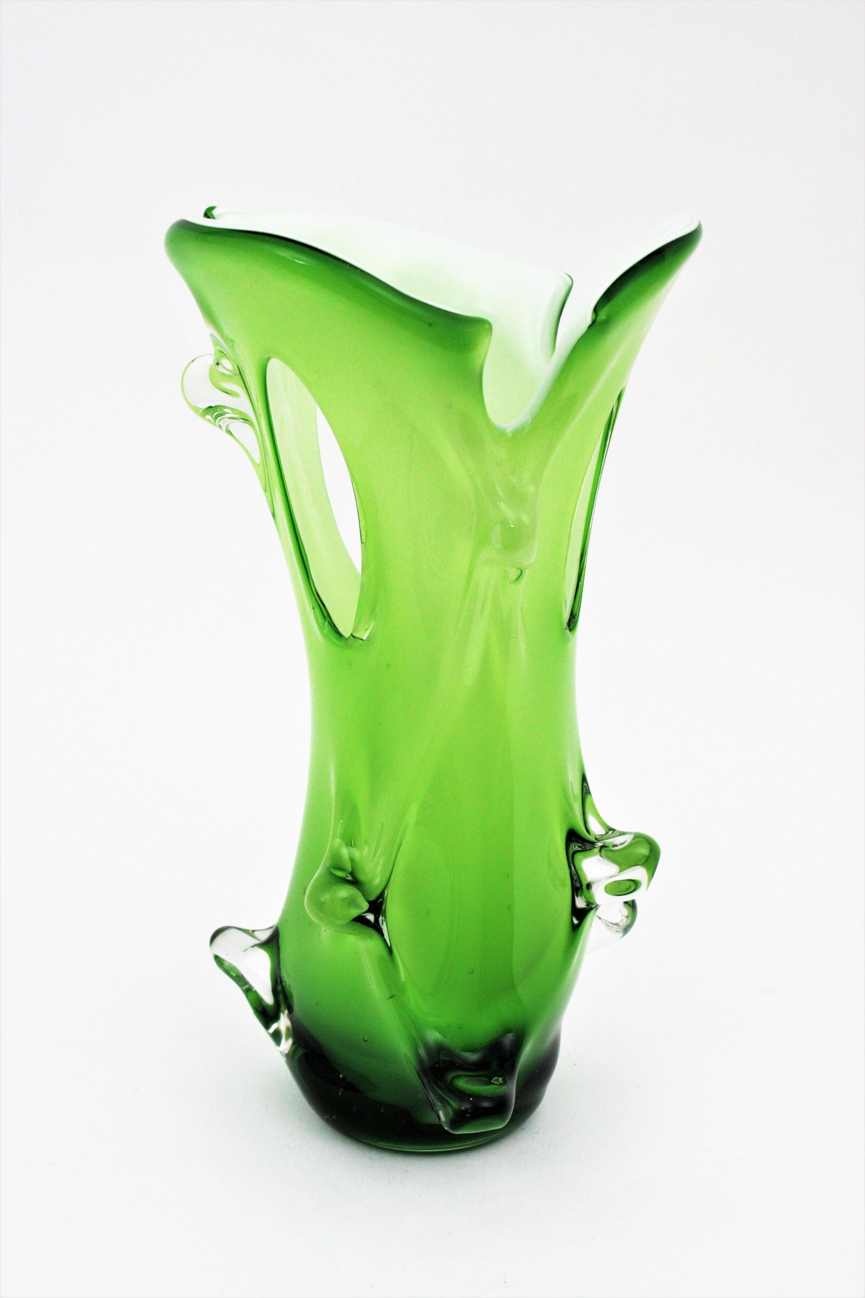 Murano Grün Italienisches Kunstglas Forato Vase (20. Jahrhundert) im Angebot