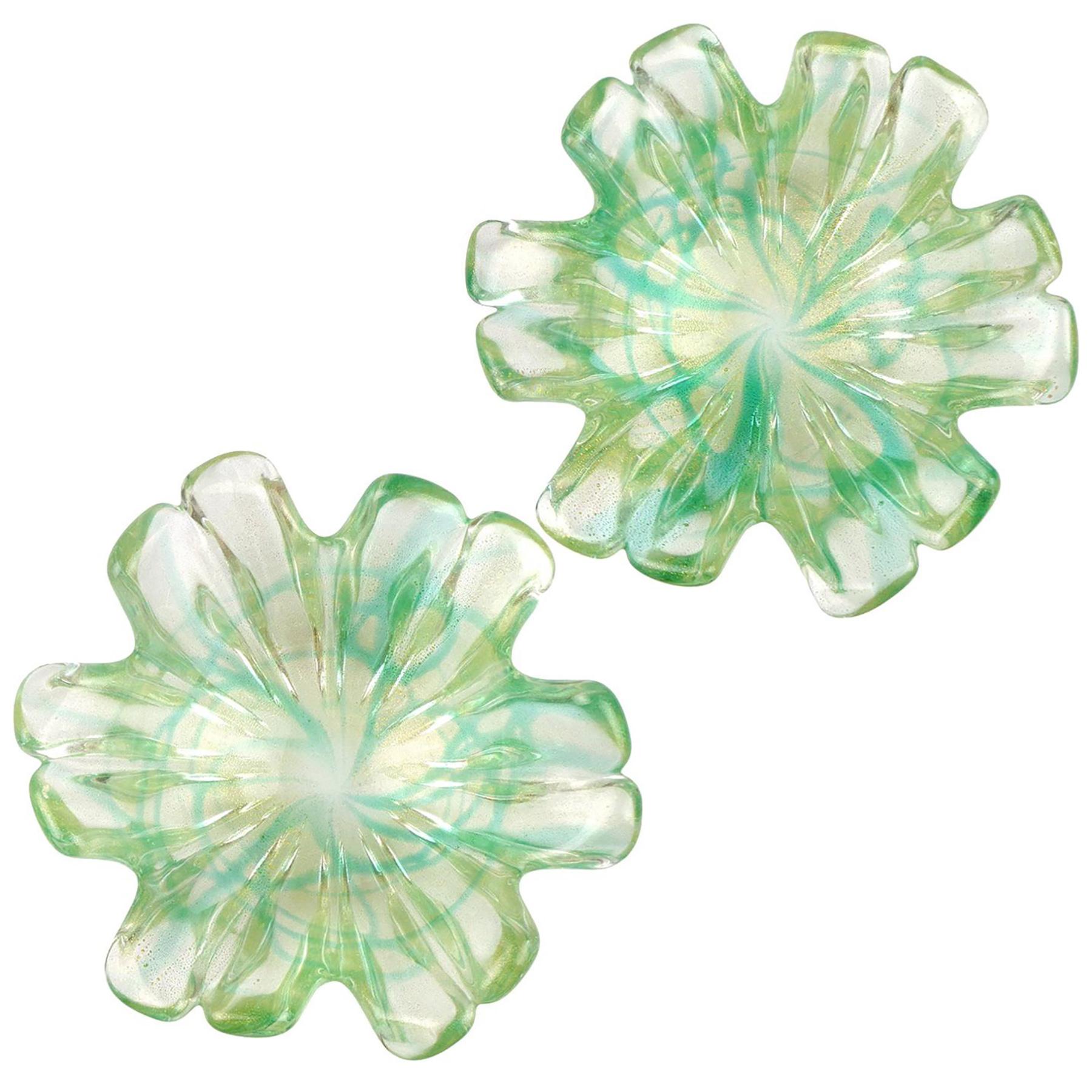 Precio por artículo (se muestran 2 cuencos disponibles). 
Precioso cuenco vintage de cristal artístico italiano de Murano soplado a mano, transparente con espiral de salpicaduras verdes y motas doradas en forma de flor. Tengo 2 cuencos iguales