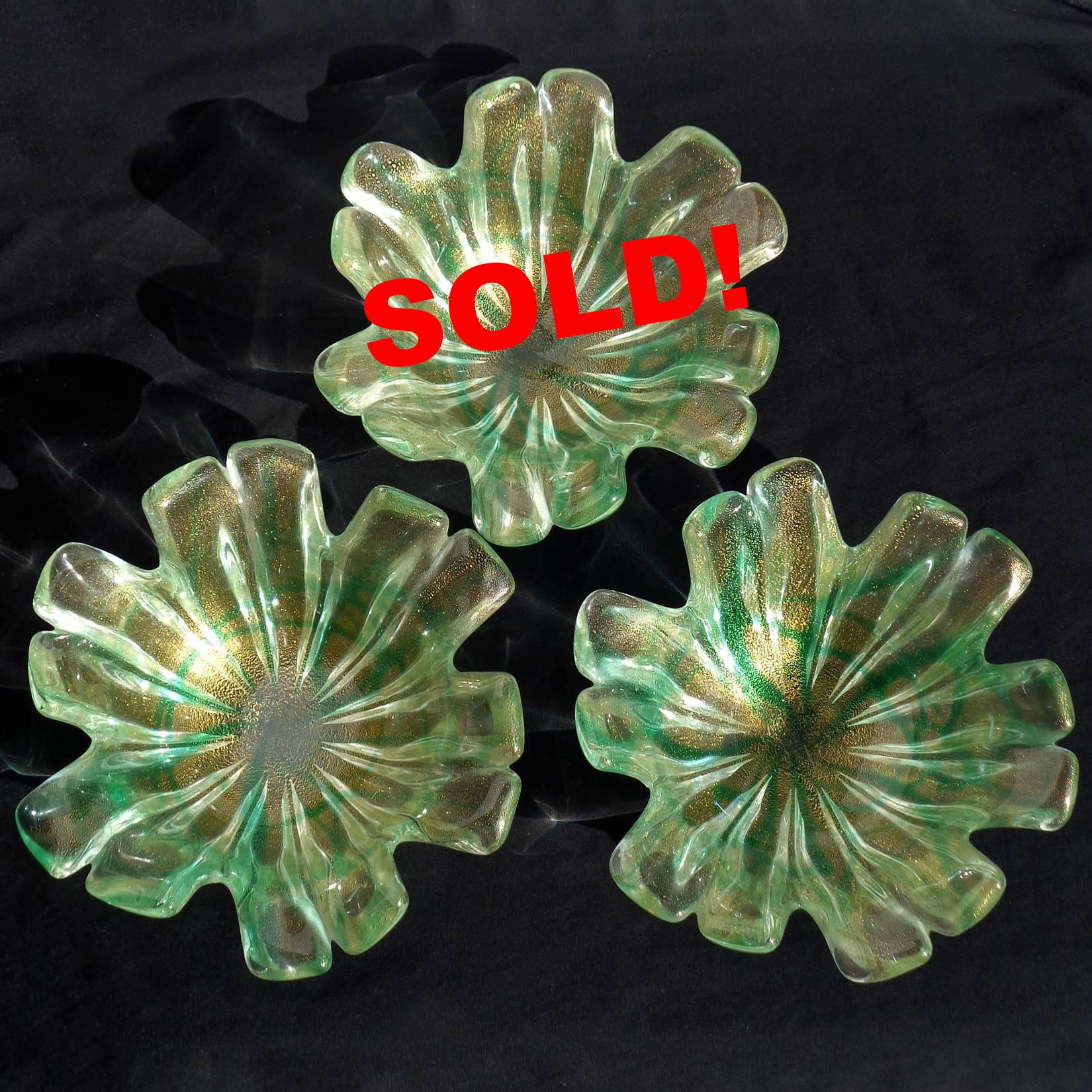 Murano Green Spatter Swirl Gold Flecks Italian Art Glass Flower Shape Bowls In Good Condition For Sale In Kissimmee, FL