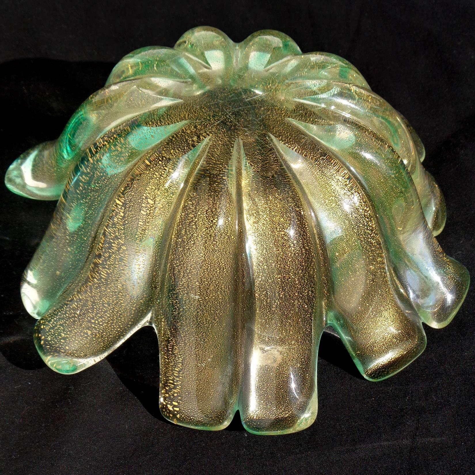 Murano Verde Salpicadura Remolino Motas de Oro Vidrio Artístico Italiano Forma de Flor Cuencos en Bueno estado para la venta en Kissimmee, FL
