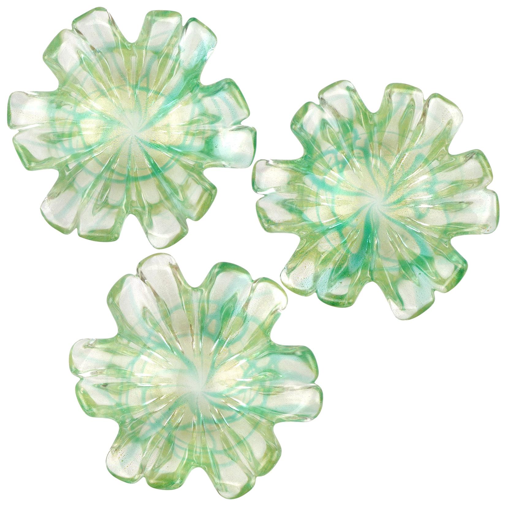 Bols en forme de fleur en verre d'art italien de Murano, verts, mouchetés d'or et tourbillons