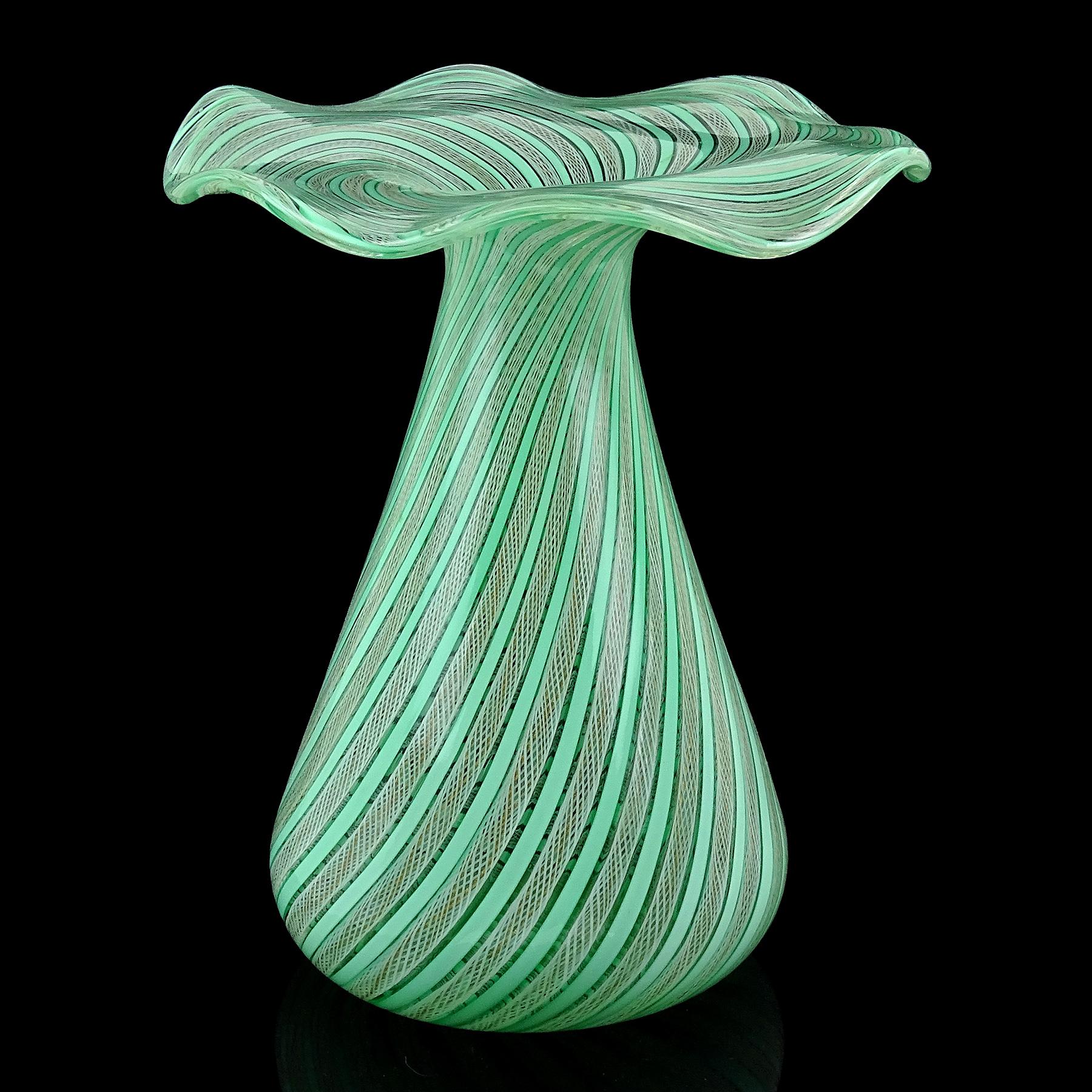 Mid-Century Modern Vase à fleurs évasé en verre d'art italien de Murano avec rubans d'aventurine verts et blancs en vente
