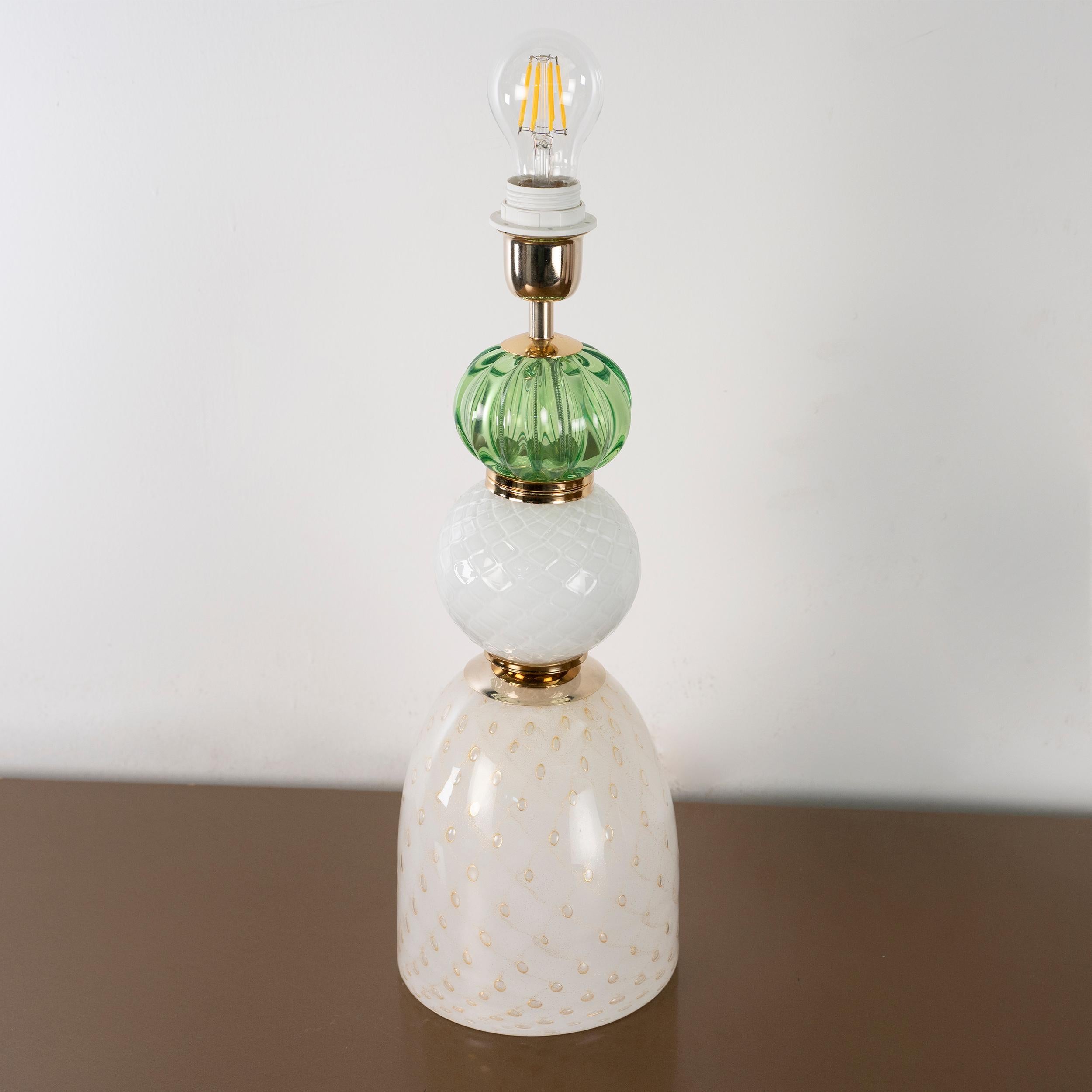 Disponible maintenant - Lampe de table en verre Murano vert, blanc et or, Vintage Made in Italy en stock.
Condit : pratiquement en parfait état et jamais utilisé : pas de grosses rayures, pas de défauts, pas de fissures pas de pièces manquantes.
