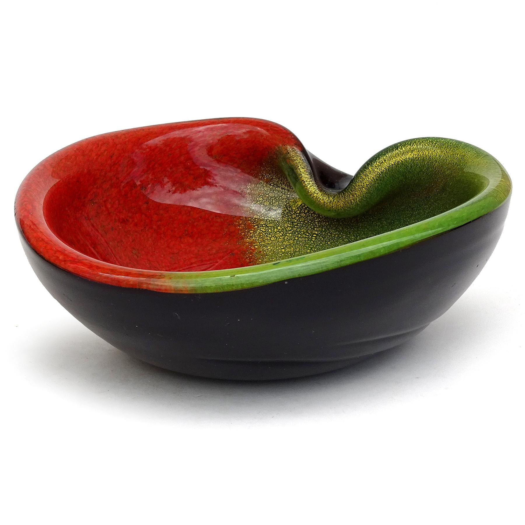 Cuenco decorativo en forma de corazón de cristal artístico italiano de Murano medio rojo verde moteado de oro Moderno de mediados de siglo en venta