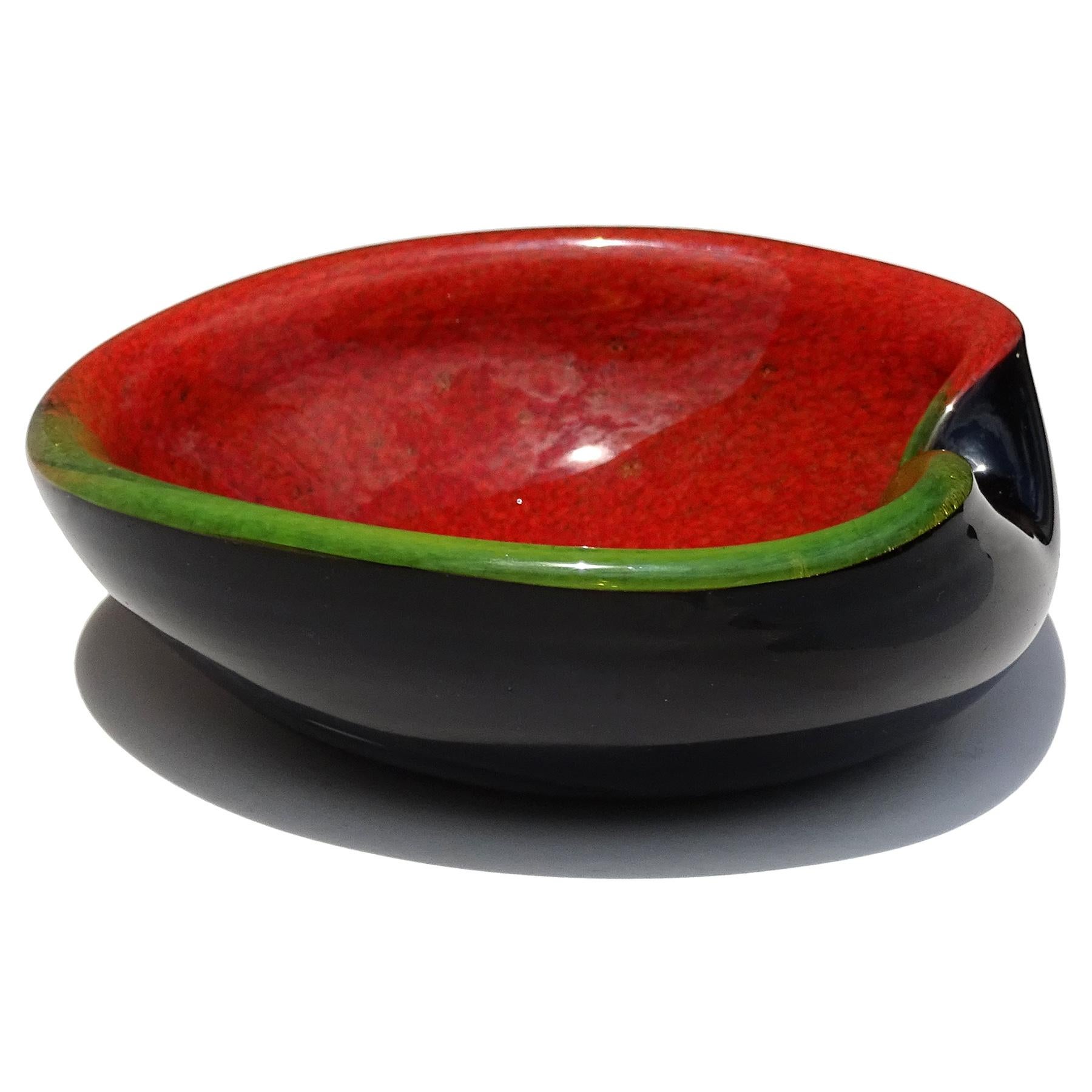 Cuenco decorativo en forma de corazón de cristal artístico italiano de Murano medio rojo verde moteado de oro Italiano en venta