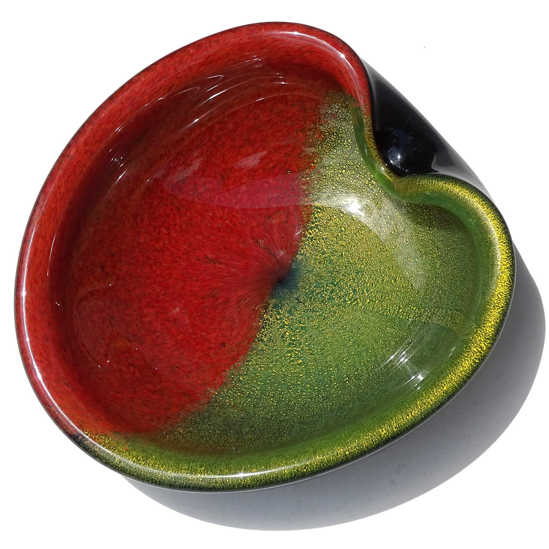 Cuenco decorativo en forma de corazón de cristal artístico italiano de Murano medio rojo verde moteado de oro Hecho a mano en venta