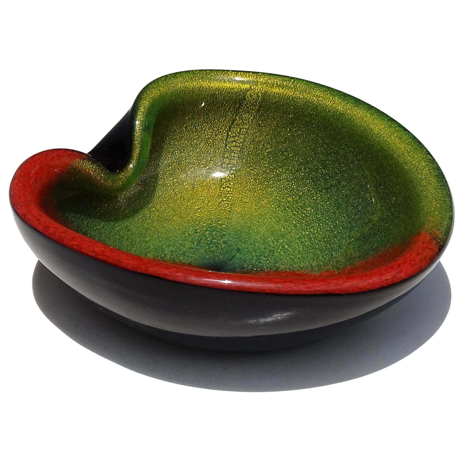 Cuenco decorativo en forma de corazón de cristal artístico italiano de Murano medio rojo verde moteado de oro en Bueno estado para la venta en Kissimmee, FL