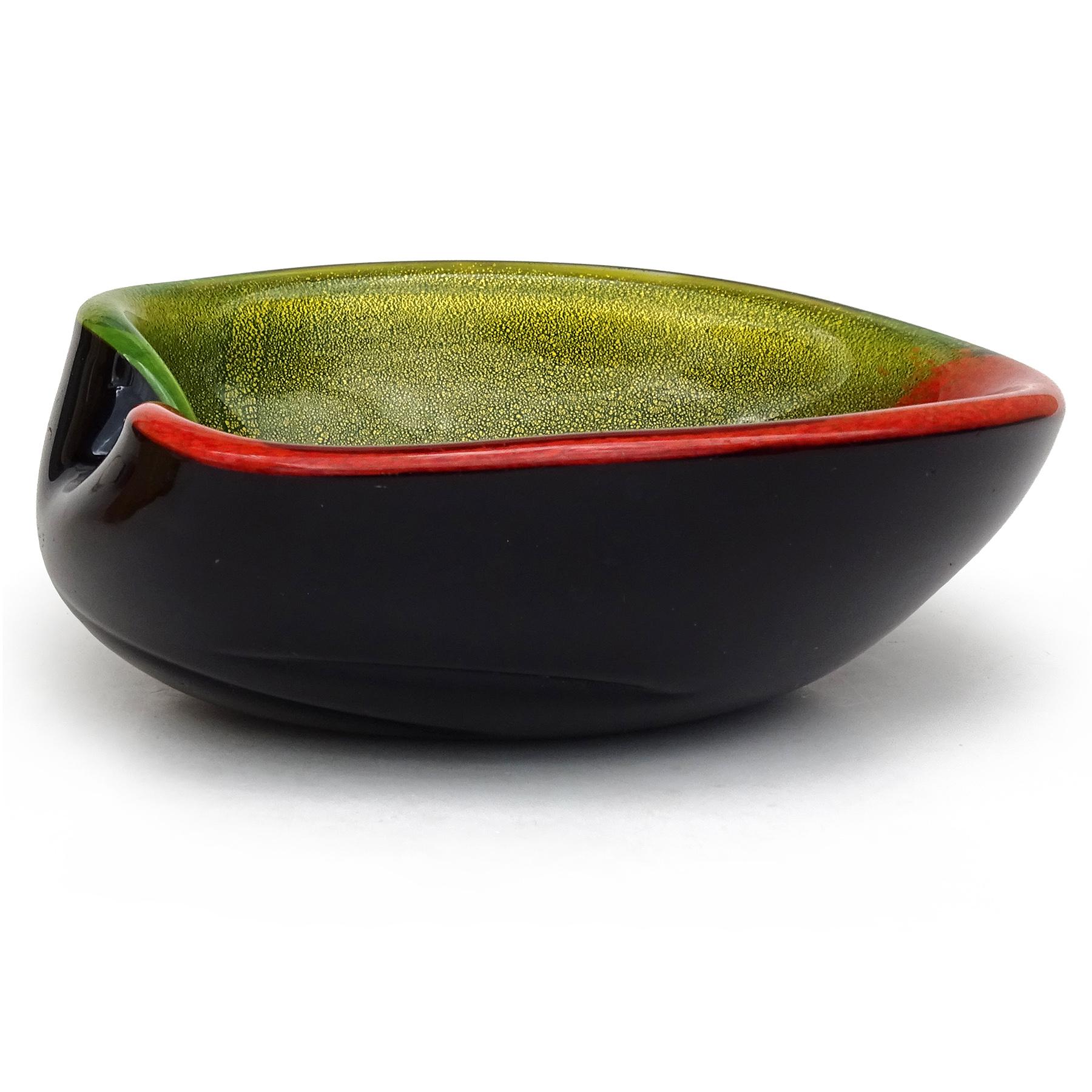 Cuenco decorativo en forma de corazón de cristal artístico italiano de Murano medio rojo verde moteado de oro siglo XX en venta