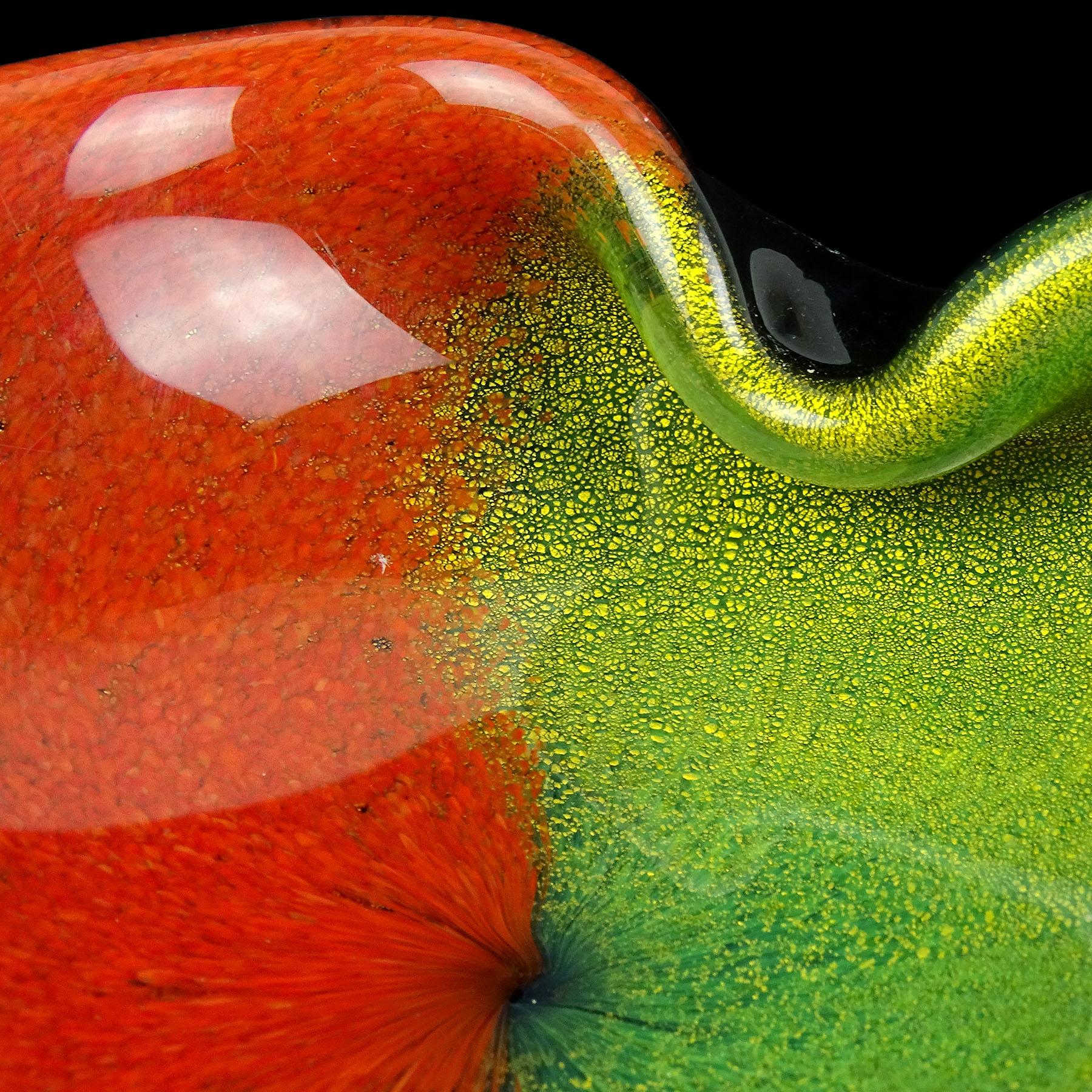 Cuenco decorativo en forma de corazón de cristal artístico italiano de Murano medio rojo verde moteado de oro en venta 1