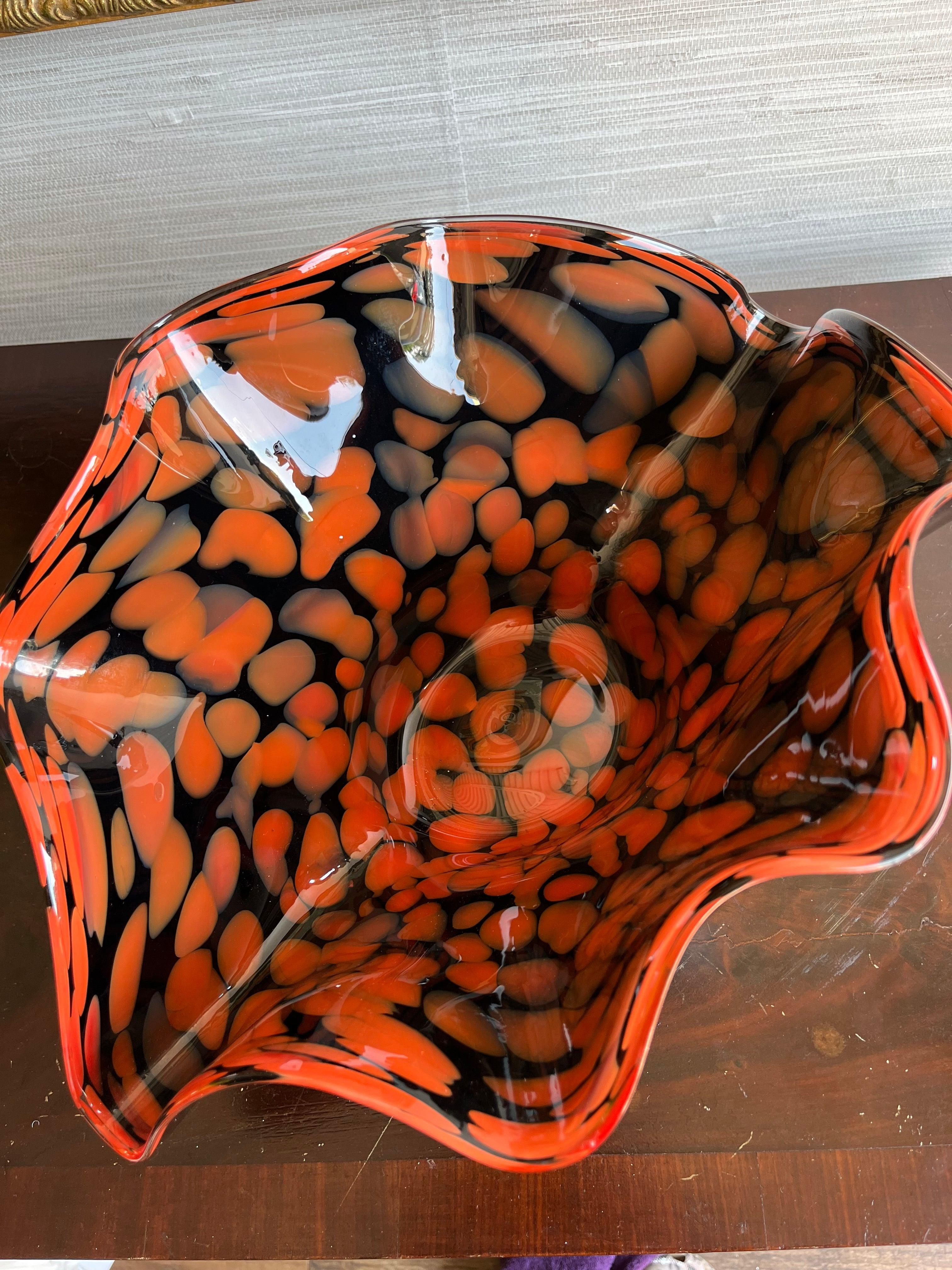 Américain Bol orange noir en forme de palourde en verre d'art soufflé à la bouche par Murano en vente
