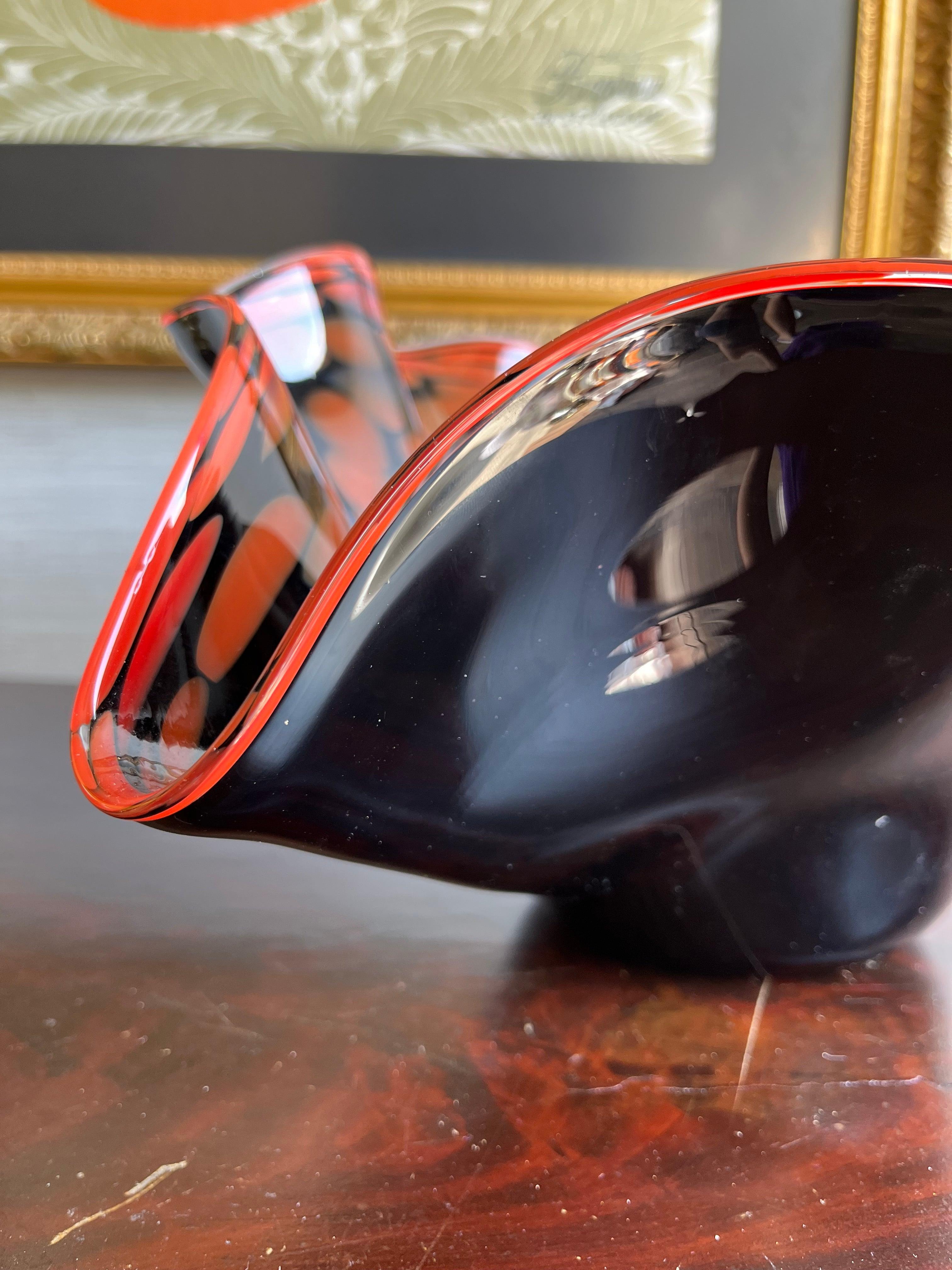 Bol orange noir en forme de palourde en verre d'art soufflé à la bouche par Murano Bon état - En vente à Portsmouth, VA