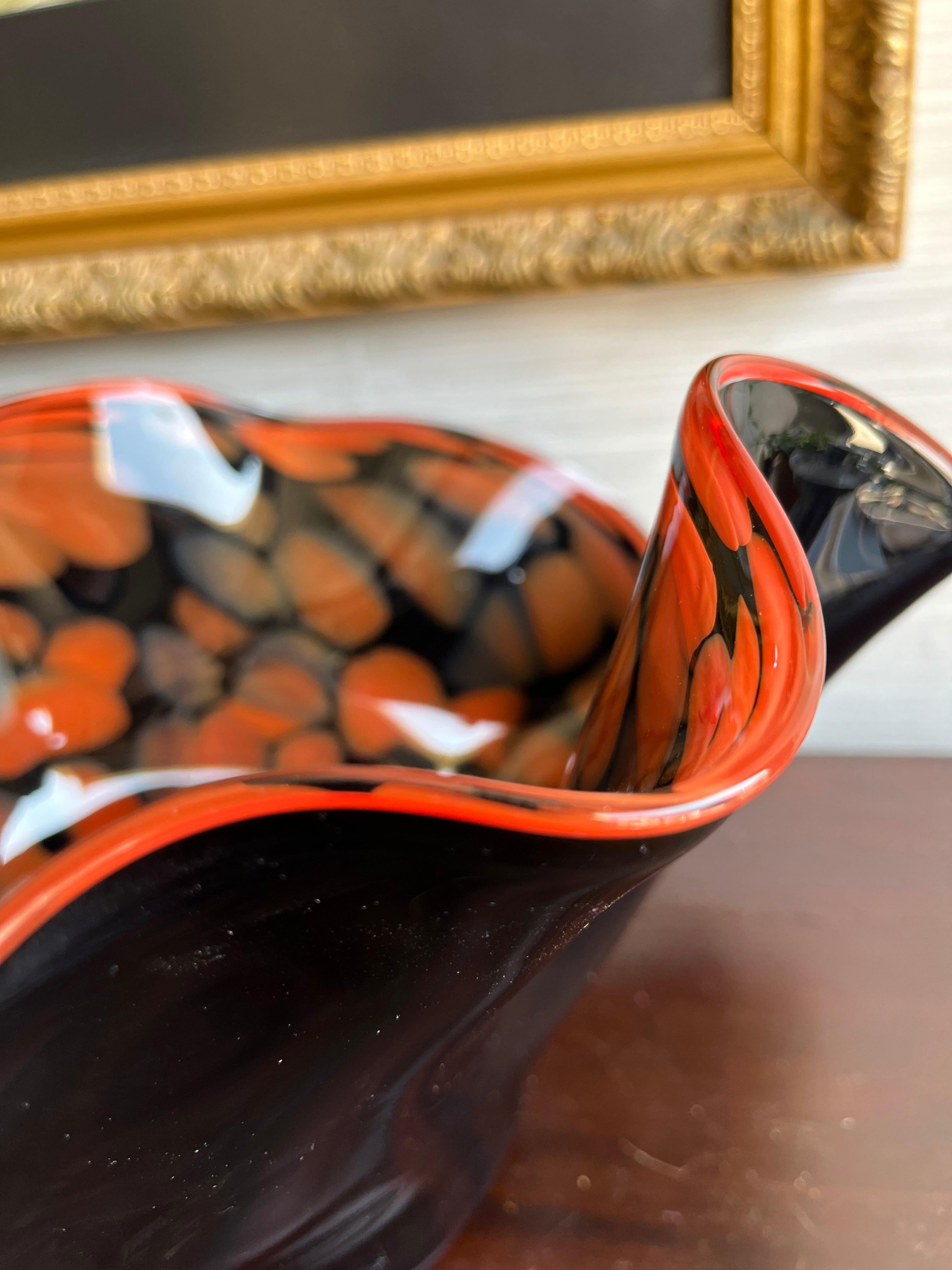 20ième siècle Bol orange noir en forme de palourde en verre d'art soufflé à la bouche par Murano en vente