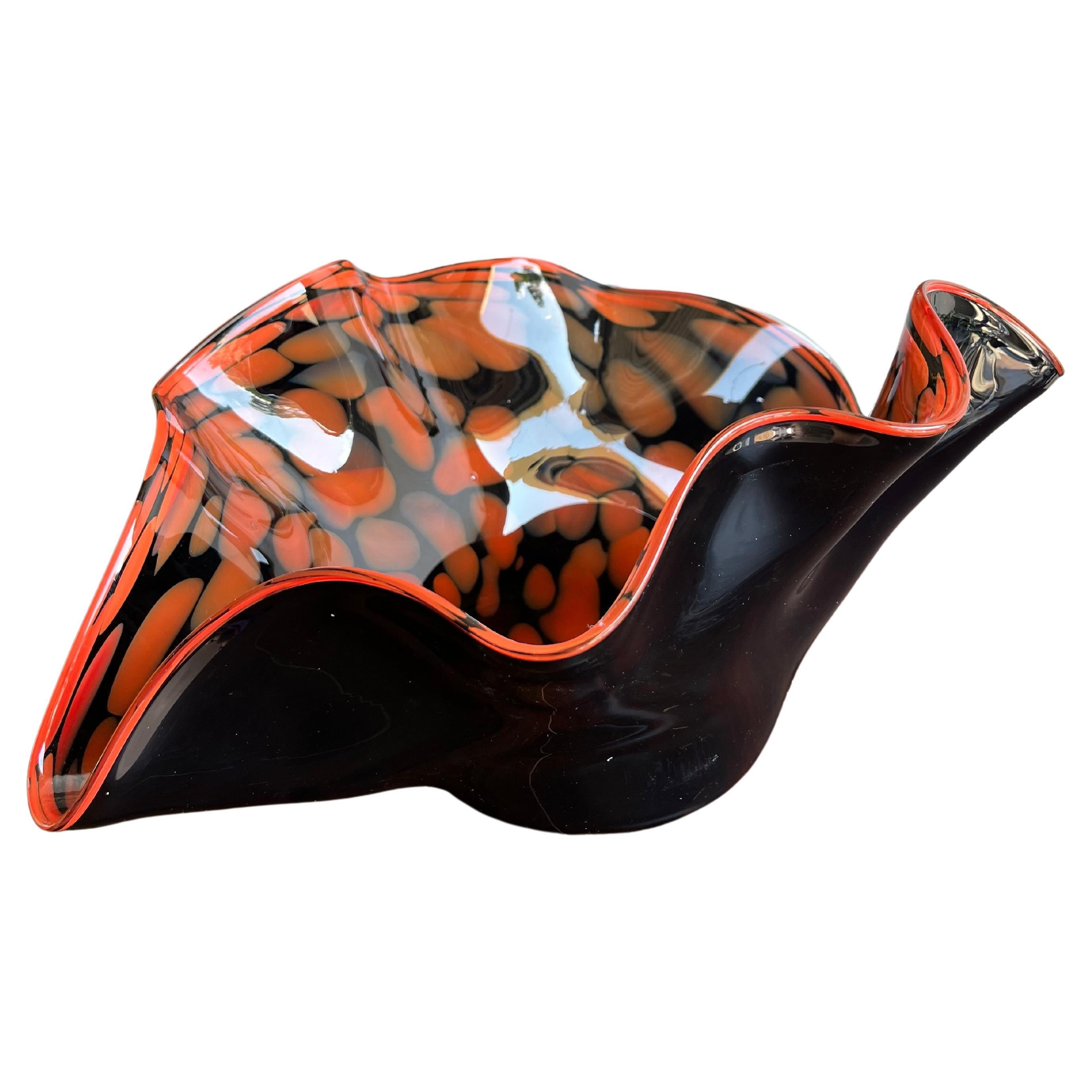 Bol orange noir en forme de palourde en verre d'art soufflé à la bouche par Murano en vente
