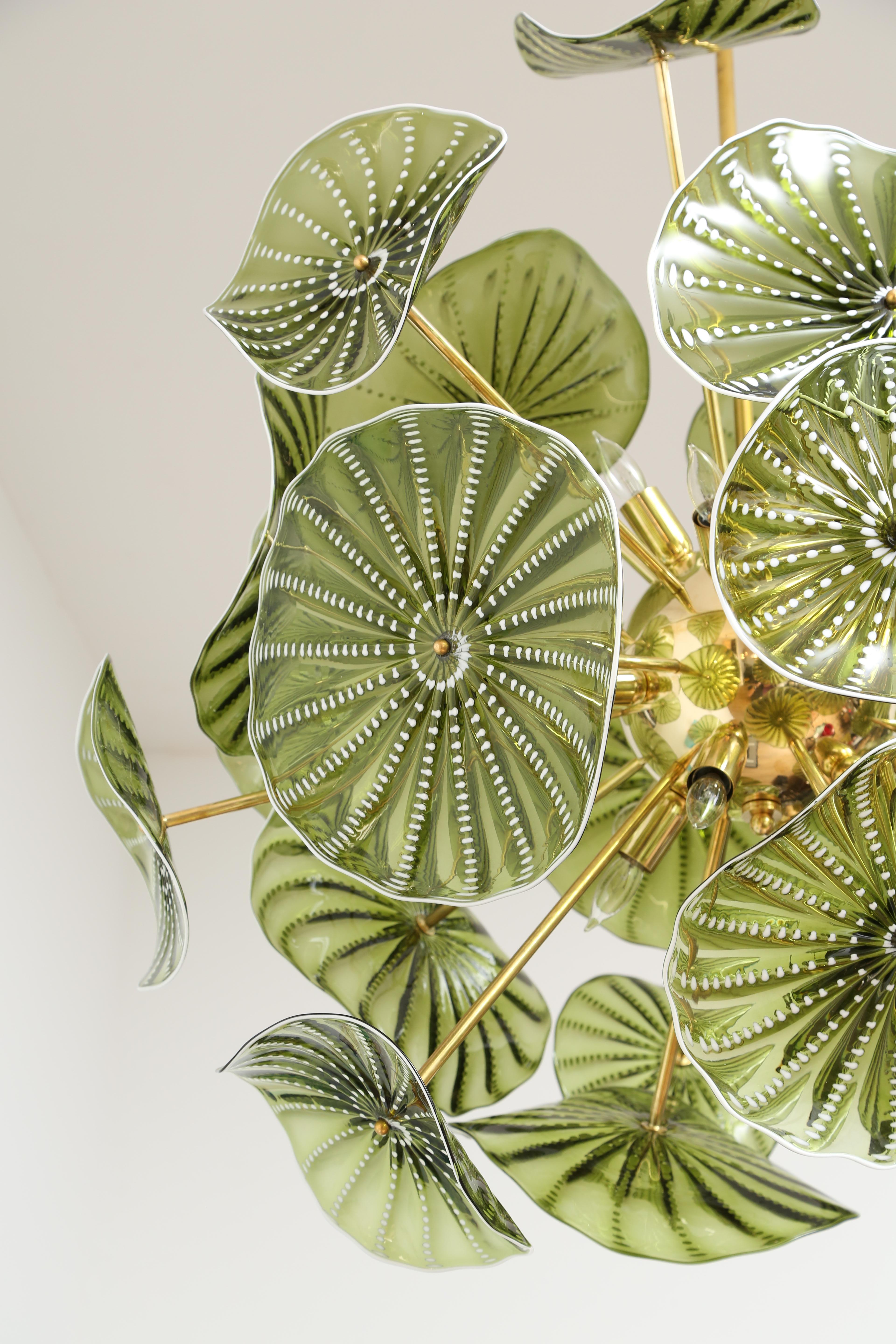 Lampadario in vetro Studio A di Murano soffiato a mano, in stock
Dischi verde chartreuse di forma diversa con dettagli bianchi, tecnica rigadin.
Struttura placcata in ottone con 24 prese regolari in ottone a vista.
La goccia può essere regolata