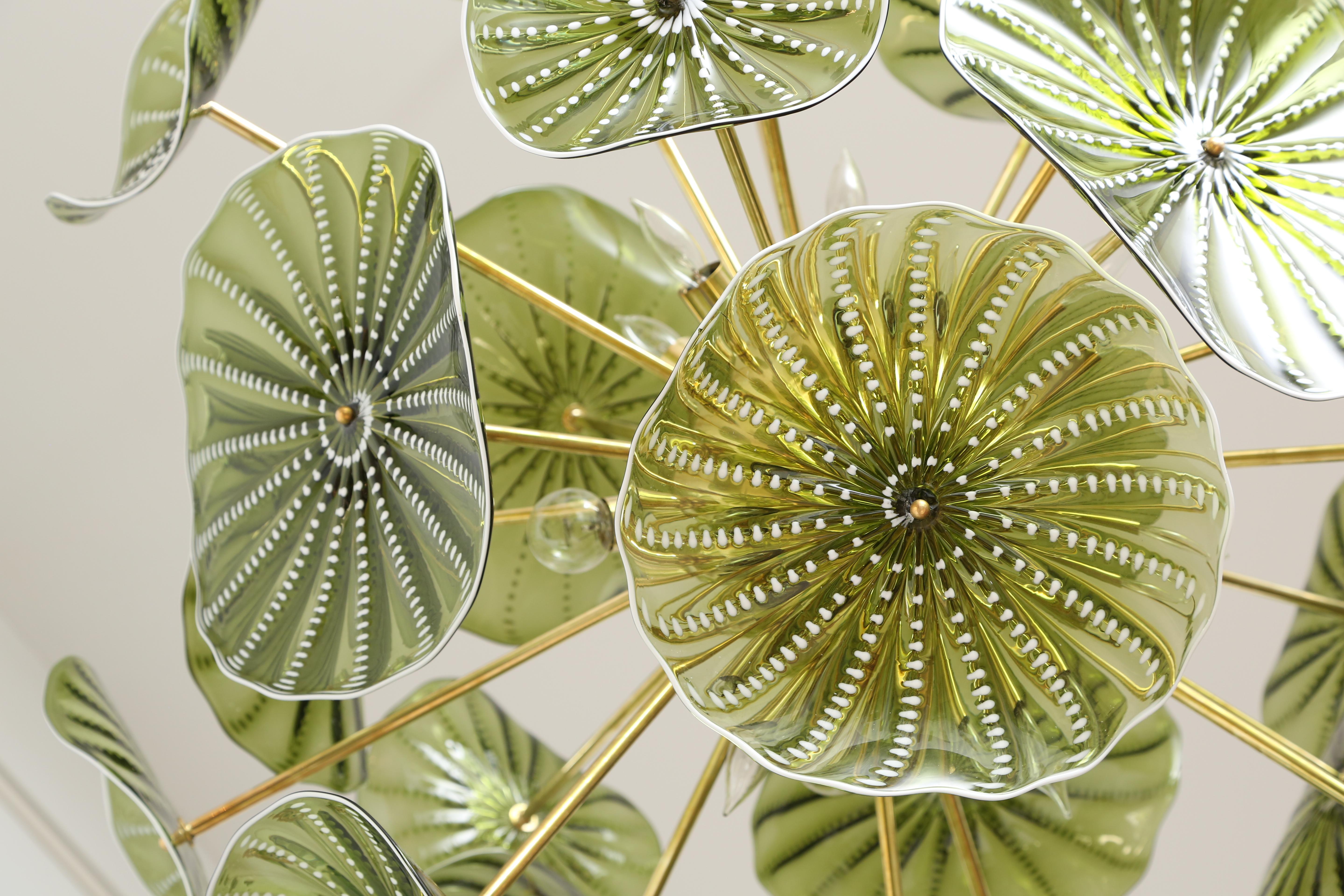 Italiano Lampadario di Murano in vetro verde chartreuse soffiato a mano, in stock in vendita
