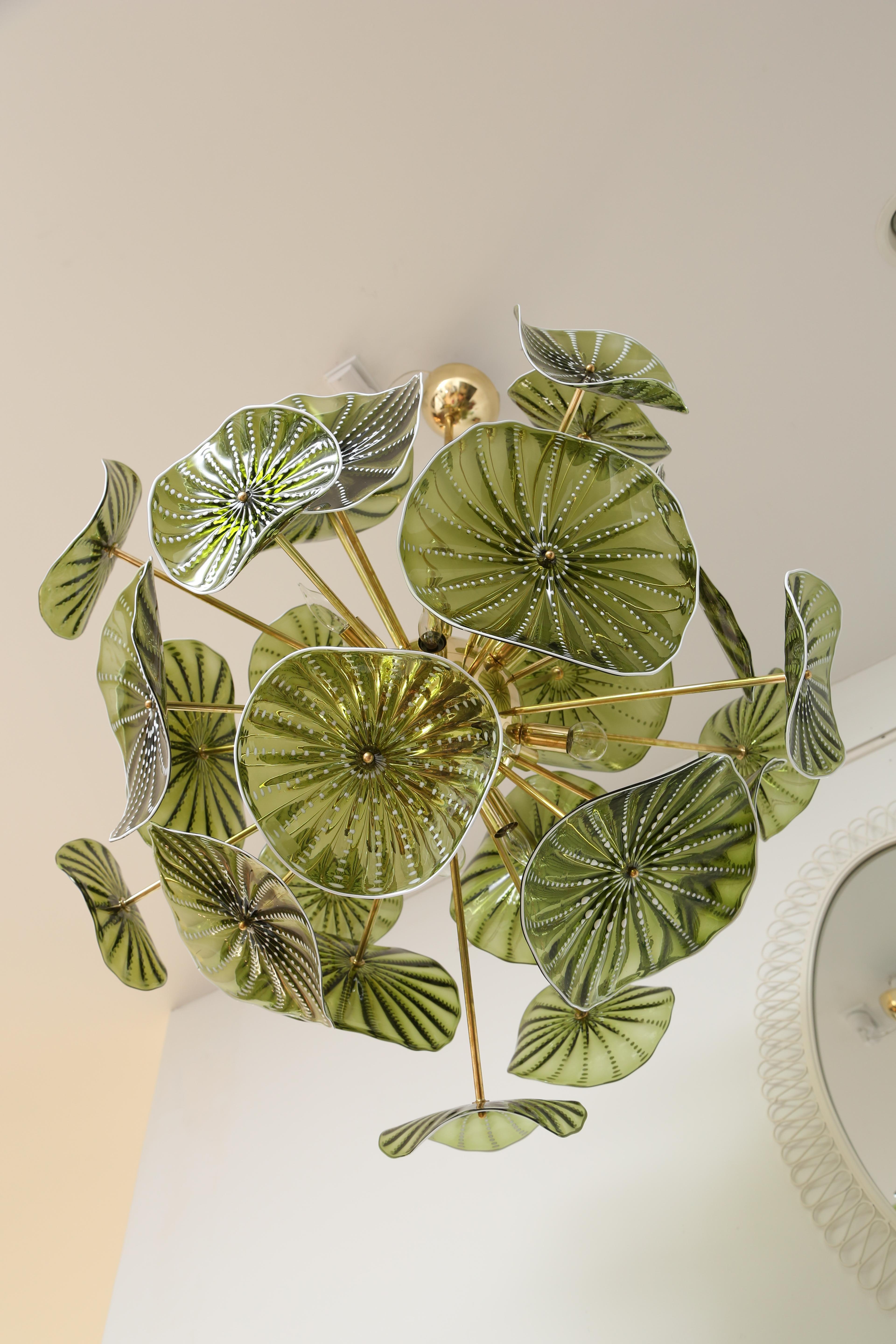 XXI secolo e contemporaneo Lampadario di Murano in vetro verde chartreuse soffiato a mano, in stock in vendita
