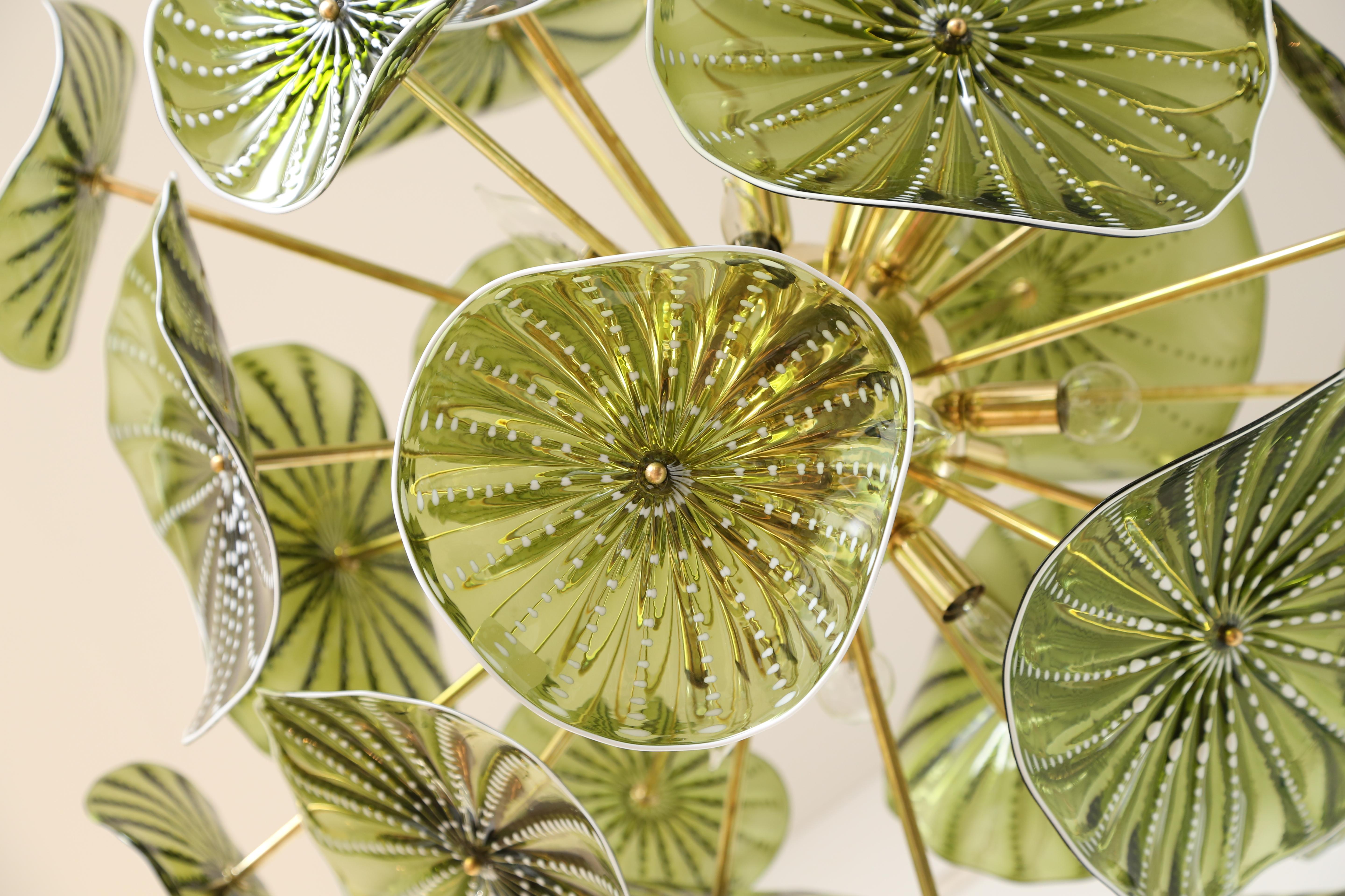 Ottone Lampadario di Murano in vetro verde chartreuse soffiato a mano, in stock in vendita