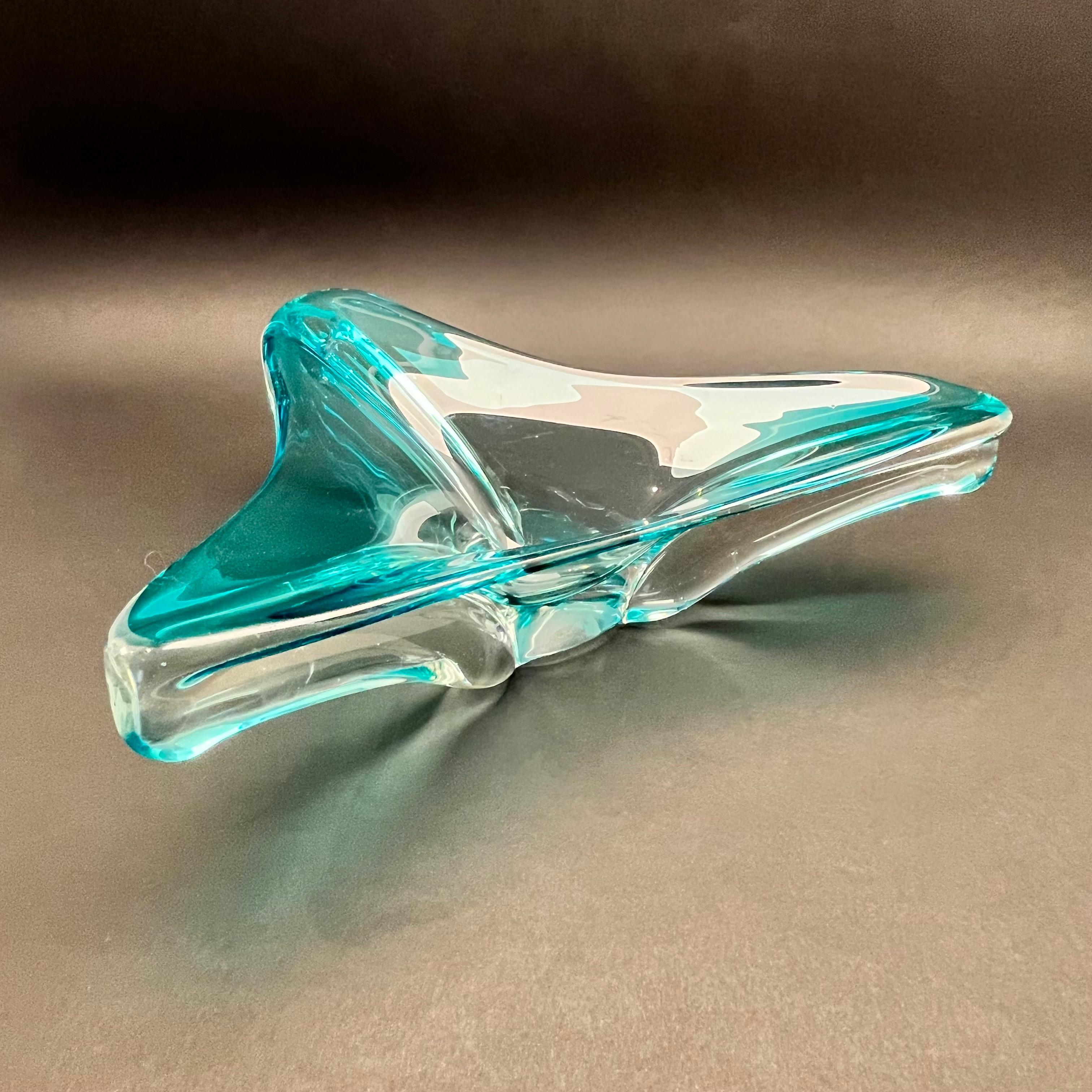 A beautiful blue murano hand-blown glass bowl. This item shows all the mastery of Italian  glassblowers. It is simple yet unique example of midcentury modern design. In perfect condition without chips or cracks. 

Made in Italy, 1970s

Dimensions: