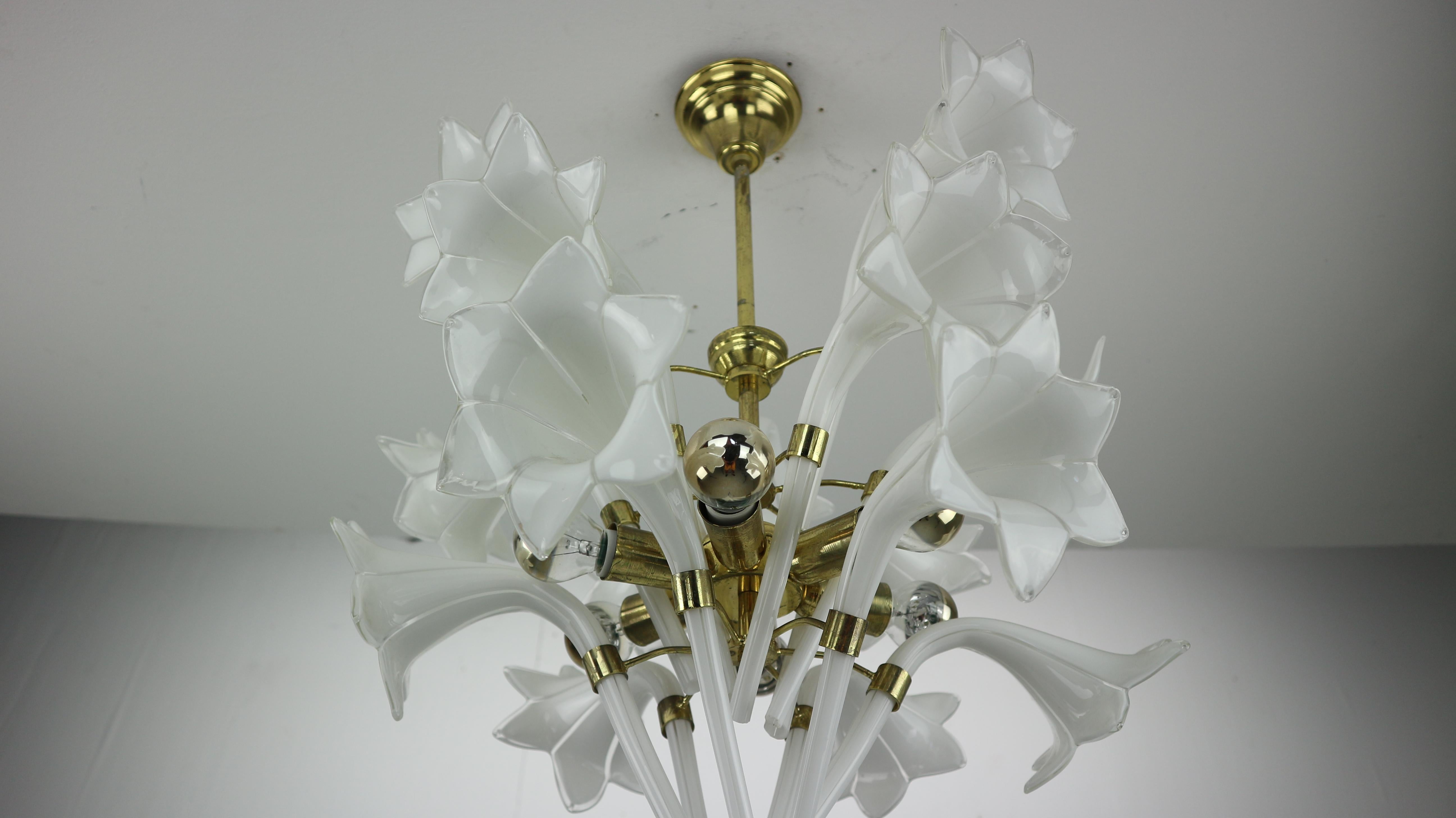 Franco Luce Murano Hand Blown Glass Calla-Lily Chandelier, 1950s For Sale 2