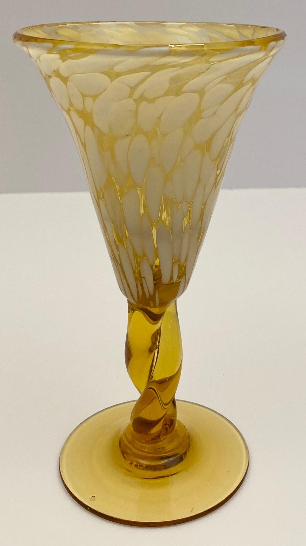 Elegants gobelets en verre de Murano, set de 6 

Cet ensemble de six gobelets en verre de Murano rehausse votre expérience culinaire. Fabriqués par des artisans qualifiés, ces verres présentent un design intemporel et mettent en valeur la beauté de