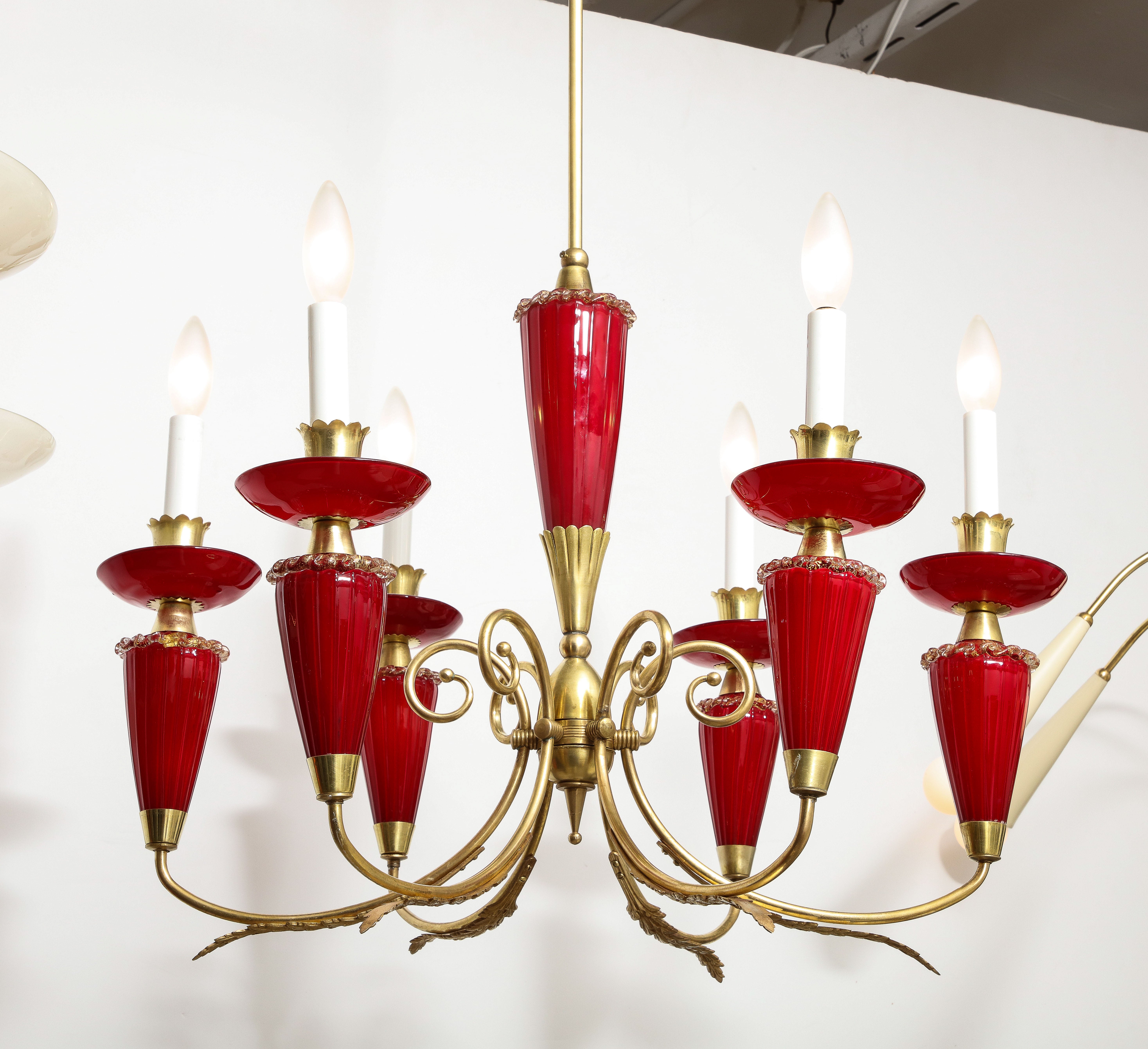 Una araña de cristal soplado de Murano de seis brazos con extravagante motivo de latón.  Preciosos detalles de festón y filigrana de latón. Un impresionante contraste del vidrio soplado rosa/rojo intenso con la riqueza del latón.  Recableado para el