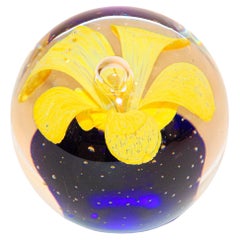 Presse-papiers de Murano soufflé à la main, fleur jaune avec base bleue, verre d'art de collection