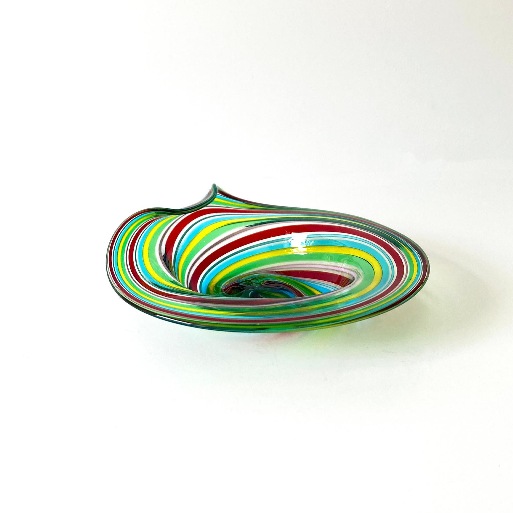 Splendida vide poche/ciotola di Murano soffiata a mano a strisce multicolori, tra cui giallo, blu, rosa, rosso e verde. In ottime condizioni, senza segni o crepe. Assolutamente scintillante alla luce, vedi foto.
