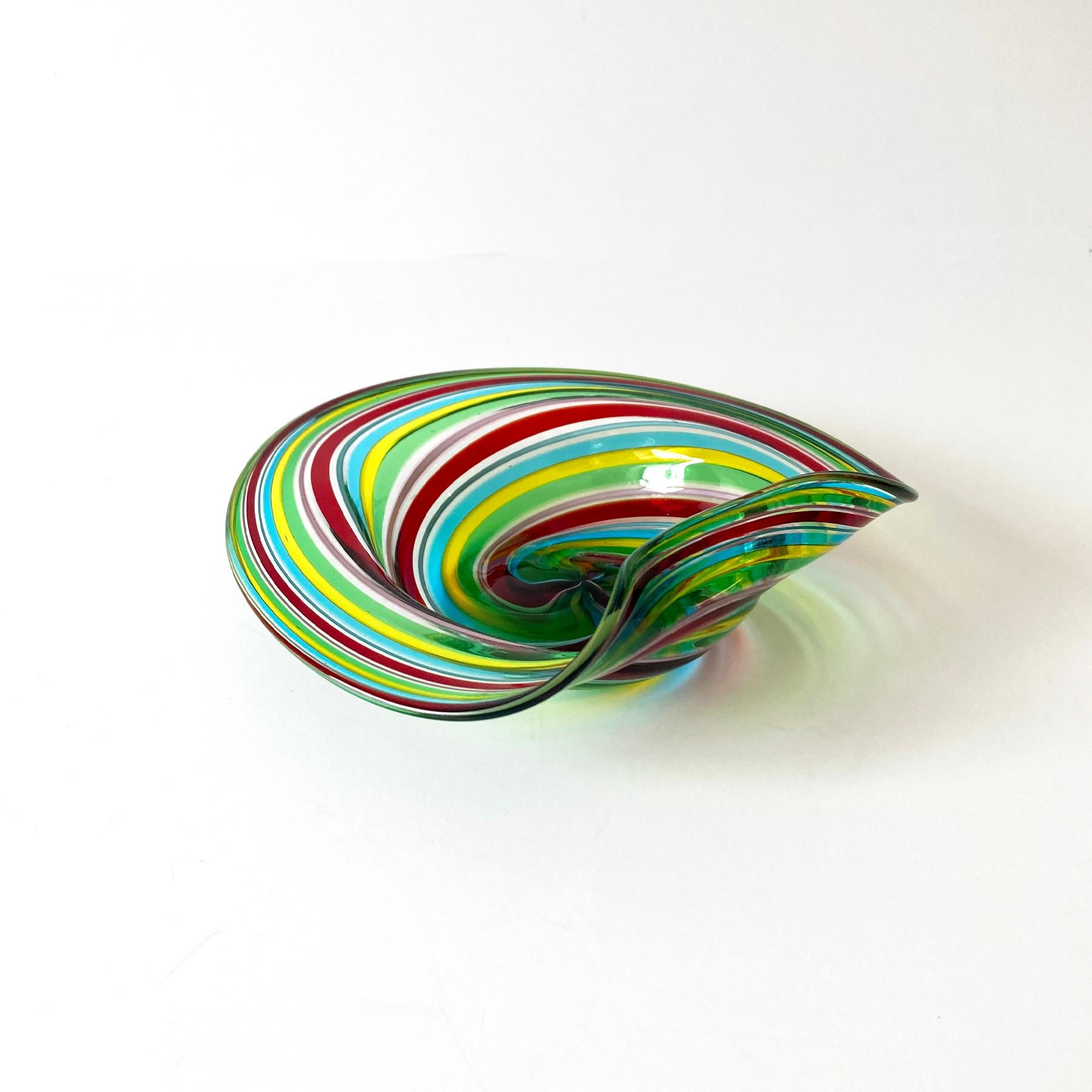 Italiano Petite Vide Poche a righe soffiate a mano di Murano con arcobaleno multicolore degli anni '70 in vendita