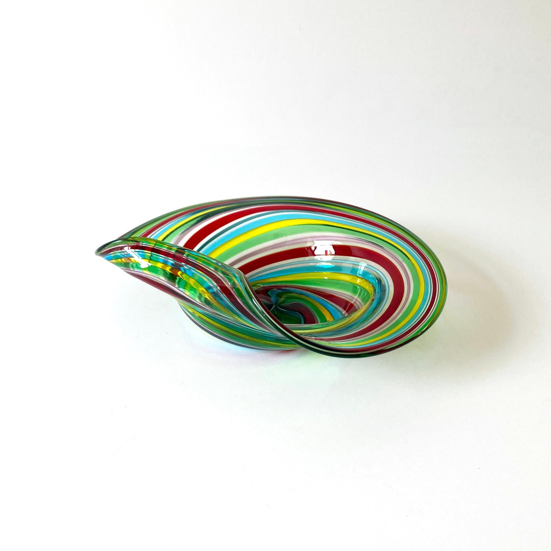 Fatto a mano Petite Vide Poche a righe soffiate a mano di Murano con arcobaleno multicolore degli anni '70 in vendita