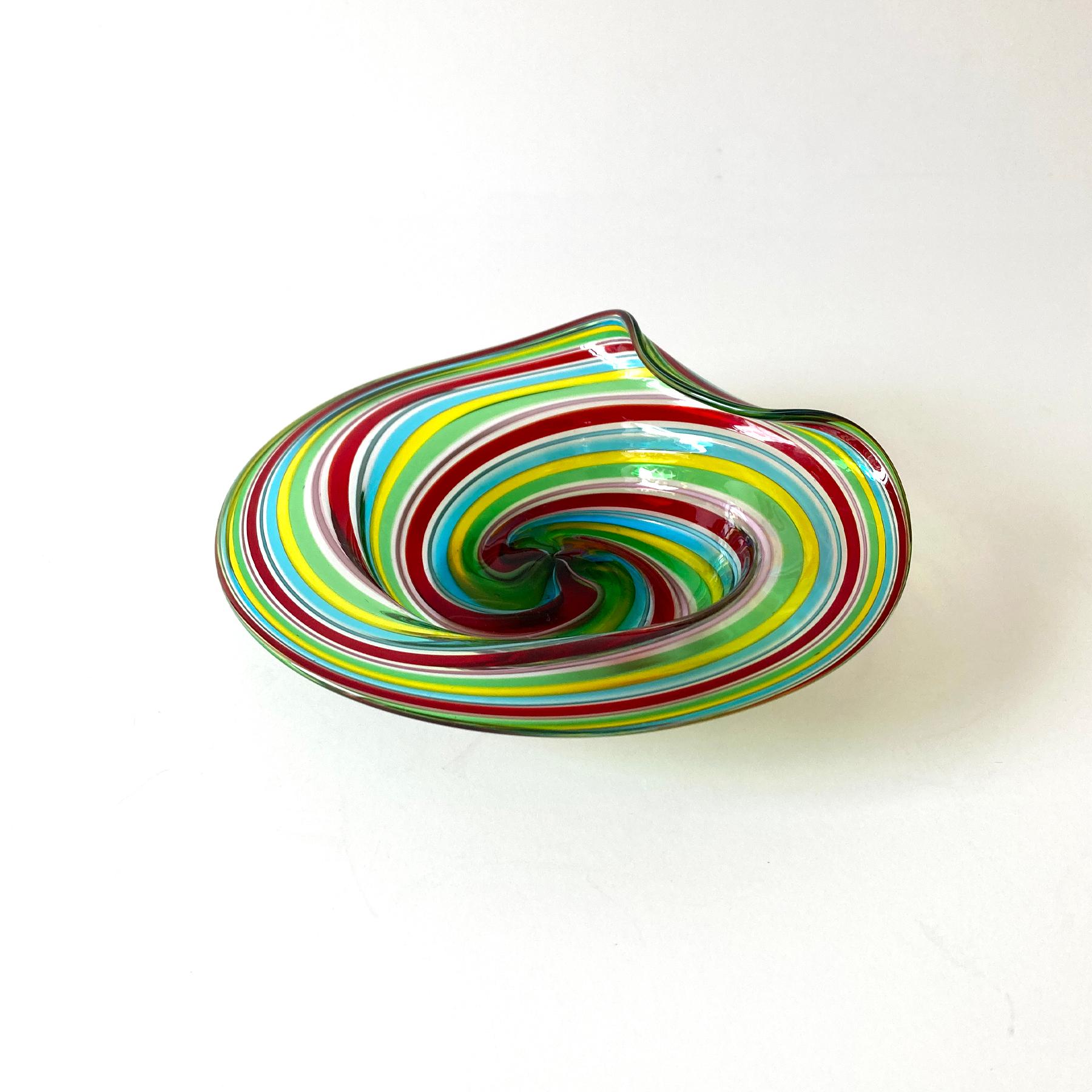 Petite Vide Poche a righe soffiate a mano di Murano con arcobaleno multicolore degli anni '70 In condizioni buone in vendita a New York, NY