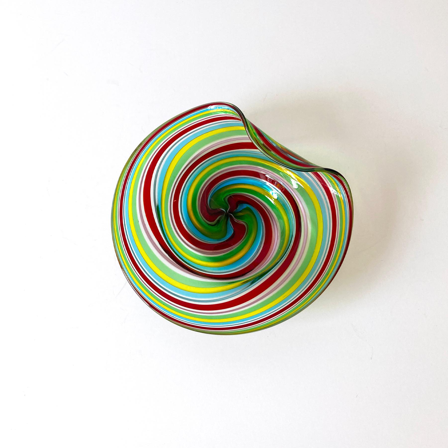 Fine XX secolo Petite Vide Poche a righe soffiate a mano di Murano con arcobaleno multicolore degli anni '70 in vendita