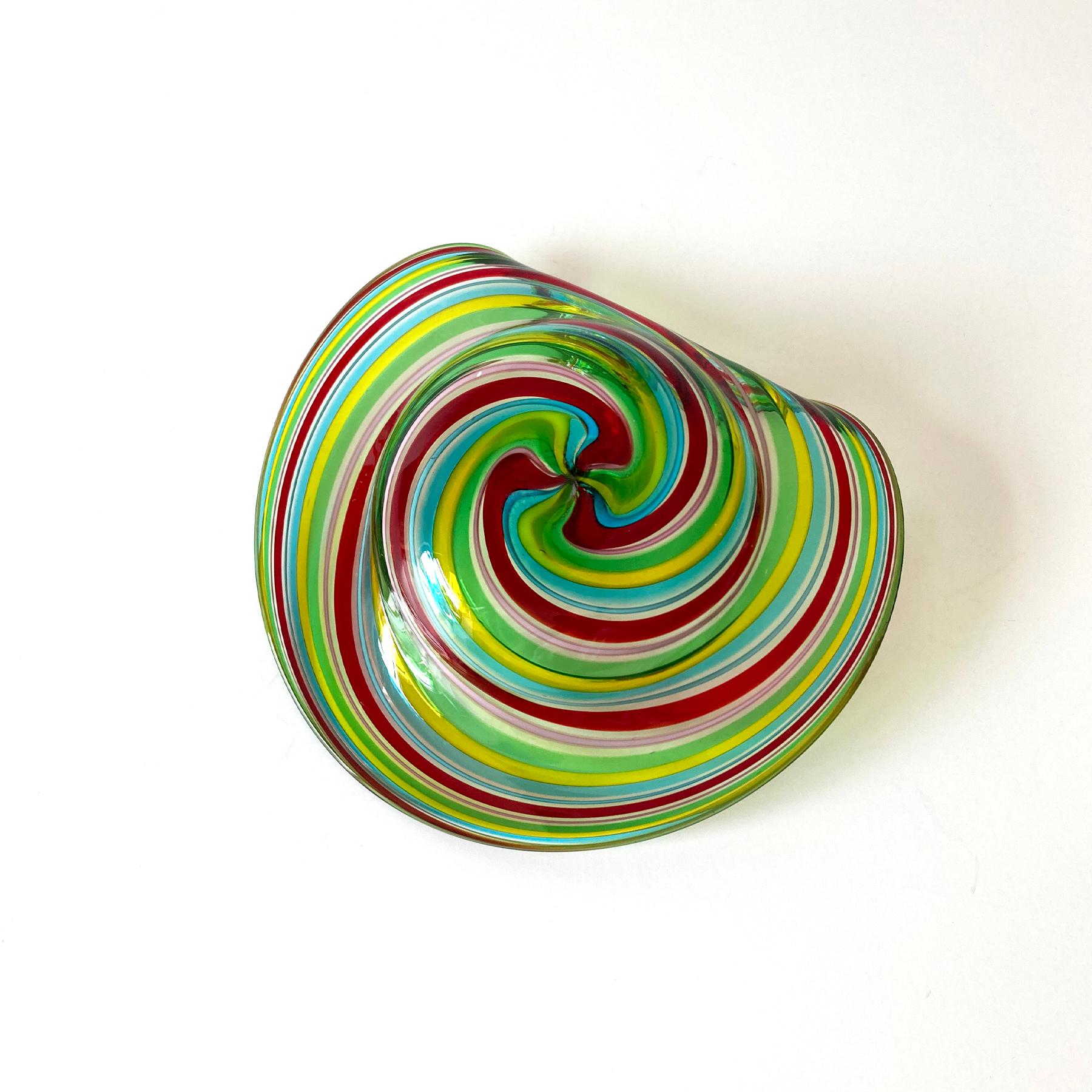 Vetro soffiato Petite Vide Poche a righe soffiate a mano di Murano con arcobaleno multicolore degli anni '70 in vendita
