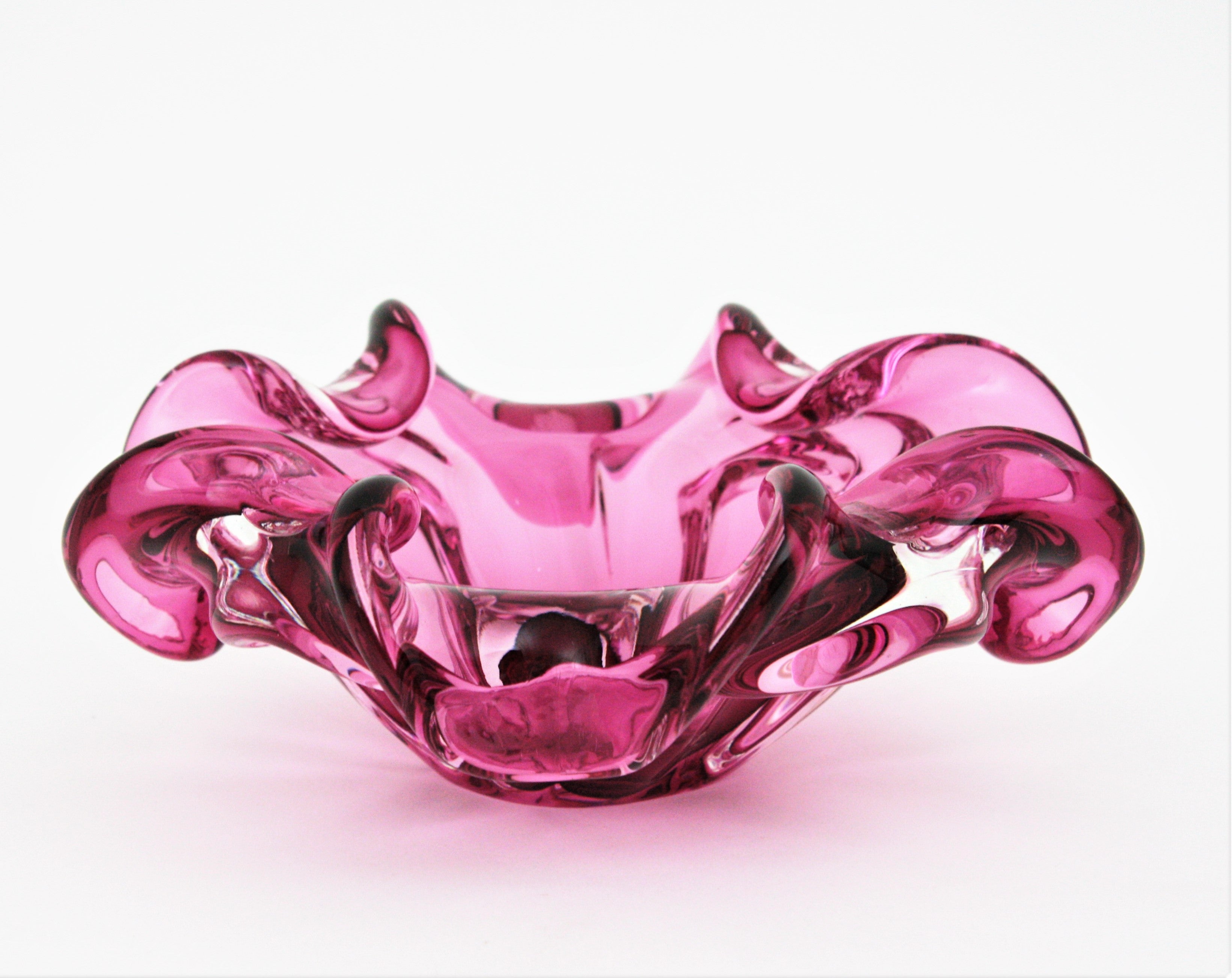 Murano Art Glass bowl, ashtray or vide-poche, Italy 1950s-1960s.
Attributed to Seguso Vetri d'Arte.
Pink and clear glass.
Gorgeous handblown Murano flower shaped bowl in pink and clear glass. Pink glass submerged into clear glass using the