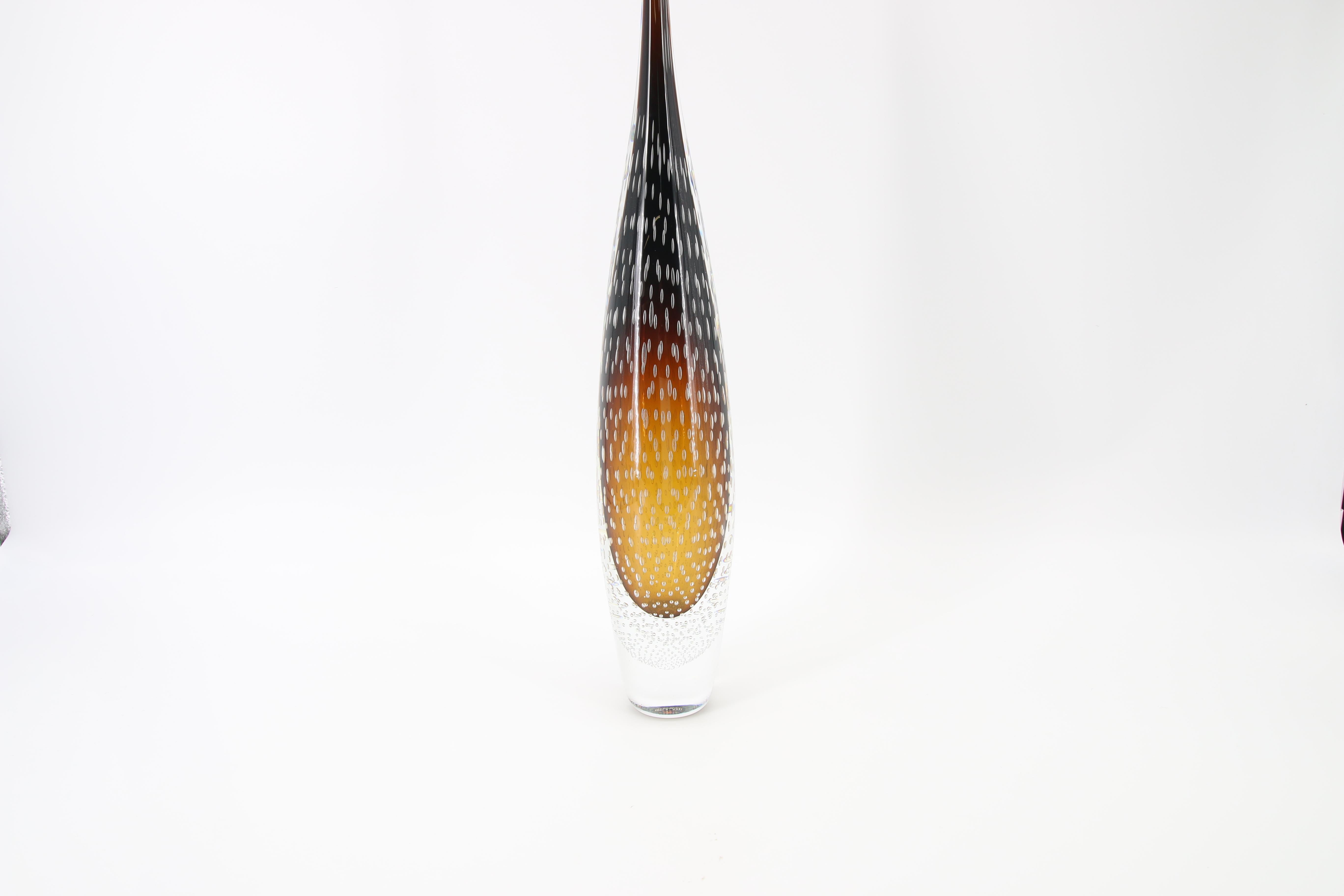 Aggiungi un tocco di eleganza e raffinatezza alla tua casa con il nostro straordinario vaso a goccia in vetro artistico di Murano. Questo vaso unico è stato creato con passione e maestria dai celebri maestri vetrai di Murano, rinomati per la loro