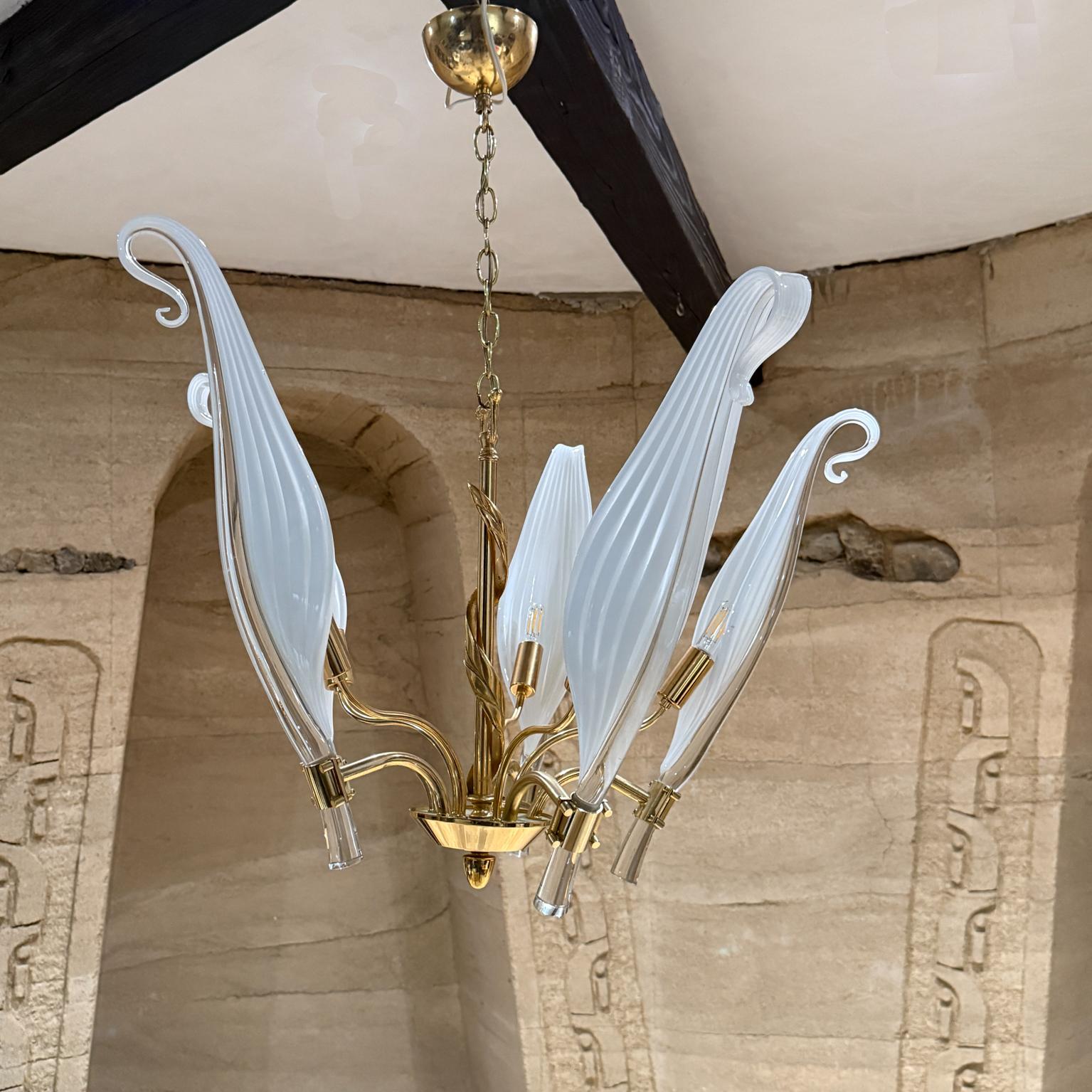 Per la tua considerazione, un lampadario a sospensione di Murano, cinque (5) bracci. Attribuito a Seguso Franco Luce. Non è presente alcuna etichetta. Italia, intorno agli anni '60.

Dimensioni: 34