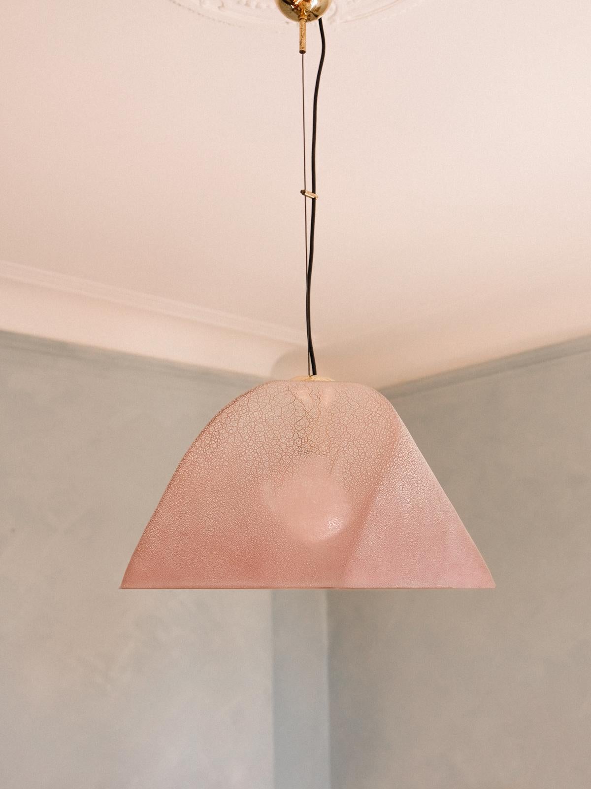 Murano glass hanging lamp in a pinkish crackled colour by master glassblower Alfredo Barbini, circa 1960, signed 