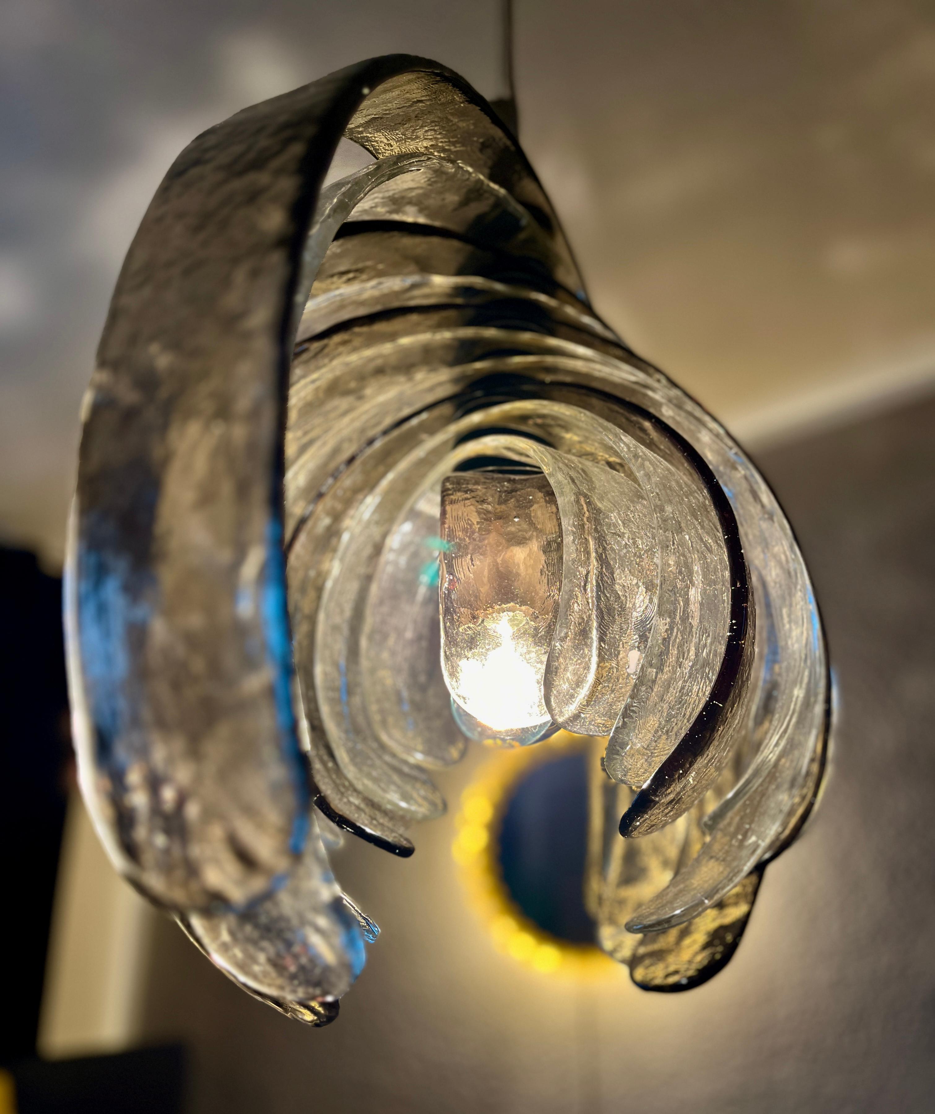 Un capolavoro di Carlo Nason, il Carciofo di Murano.
Lampada a sospensione in vetro di Murano della metà del secolo scorso, molto pesante, realizzata da Carlo Nason per Mazzega.

Una struttura multiregolabile con archi di vetro intrecciati