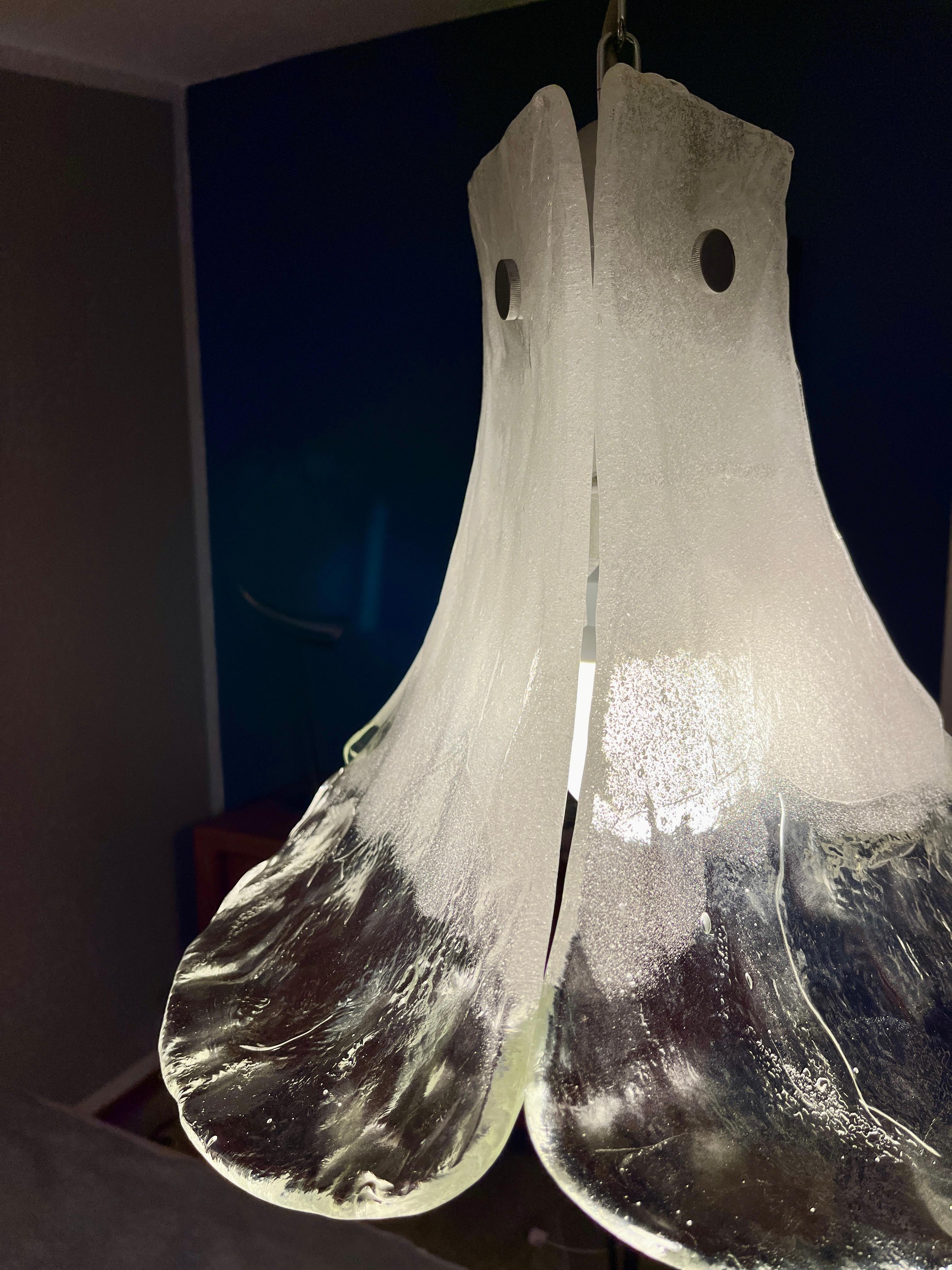 Pesante lampada a sospensione in vetro di Murano della metà del secolo scorso, realizzata da Carlo Nason per Mazzega.
Questo articolo vintage è perfettamente funzionante e in ottime condizioni, ma presenta segni di usura tipici dell'età.
Lampadina -