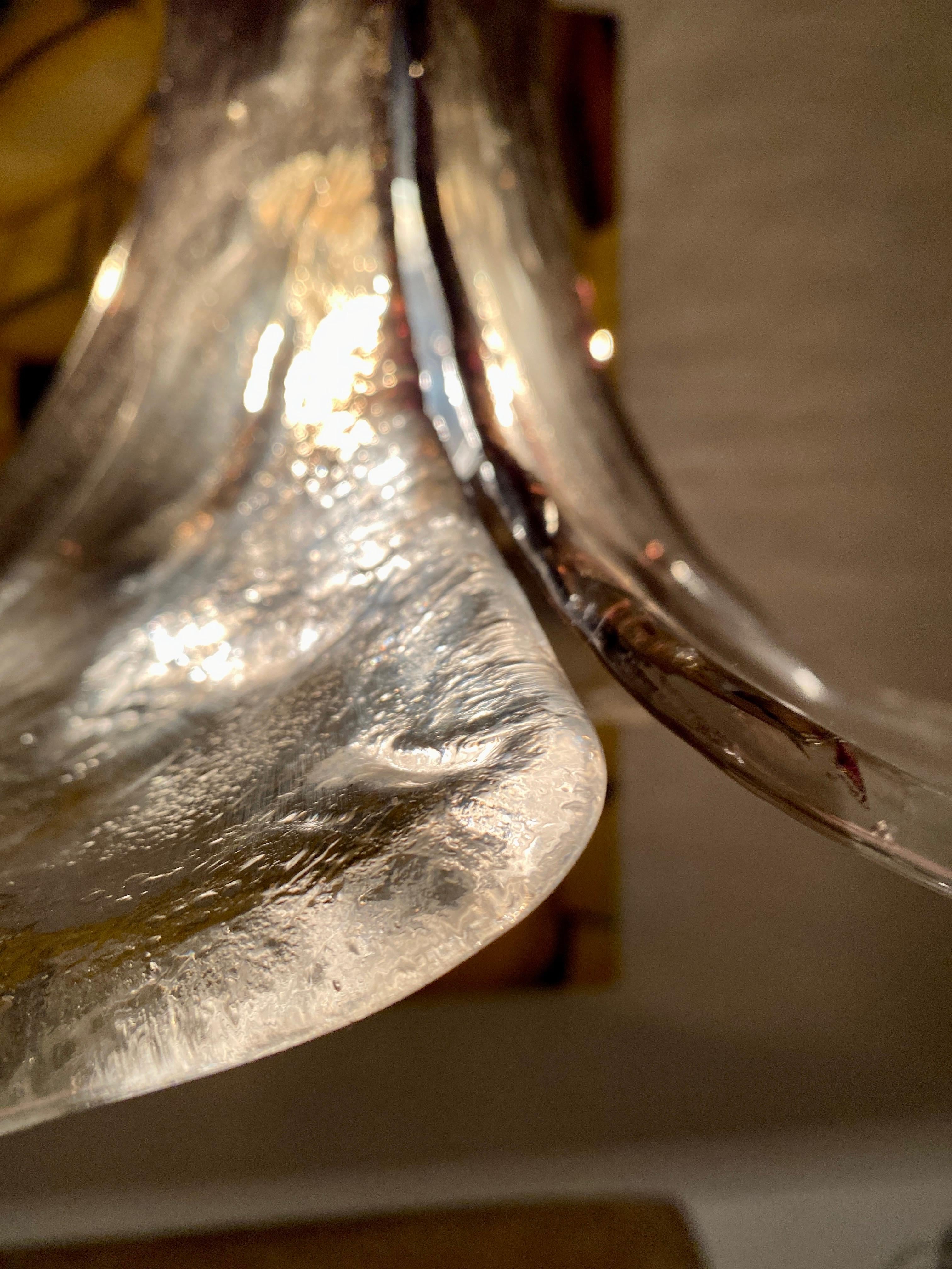 Lampada a sospensione in vetro di Murano molto pesante della metà del secolo scorso, realizzata da Carlo Nason per J&T. Kalmár.
Questo articolo vintage è perfettamente funzionante e in ottime condizioni, ma presenta segni di usura tipici