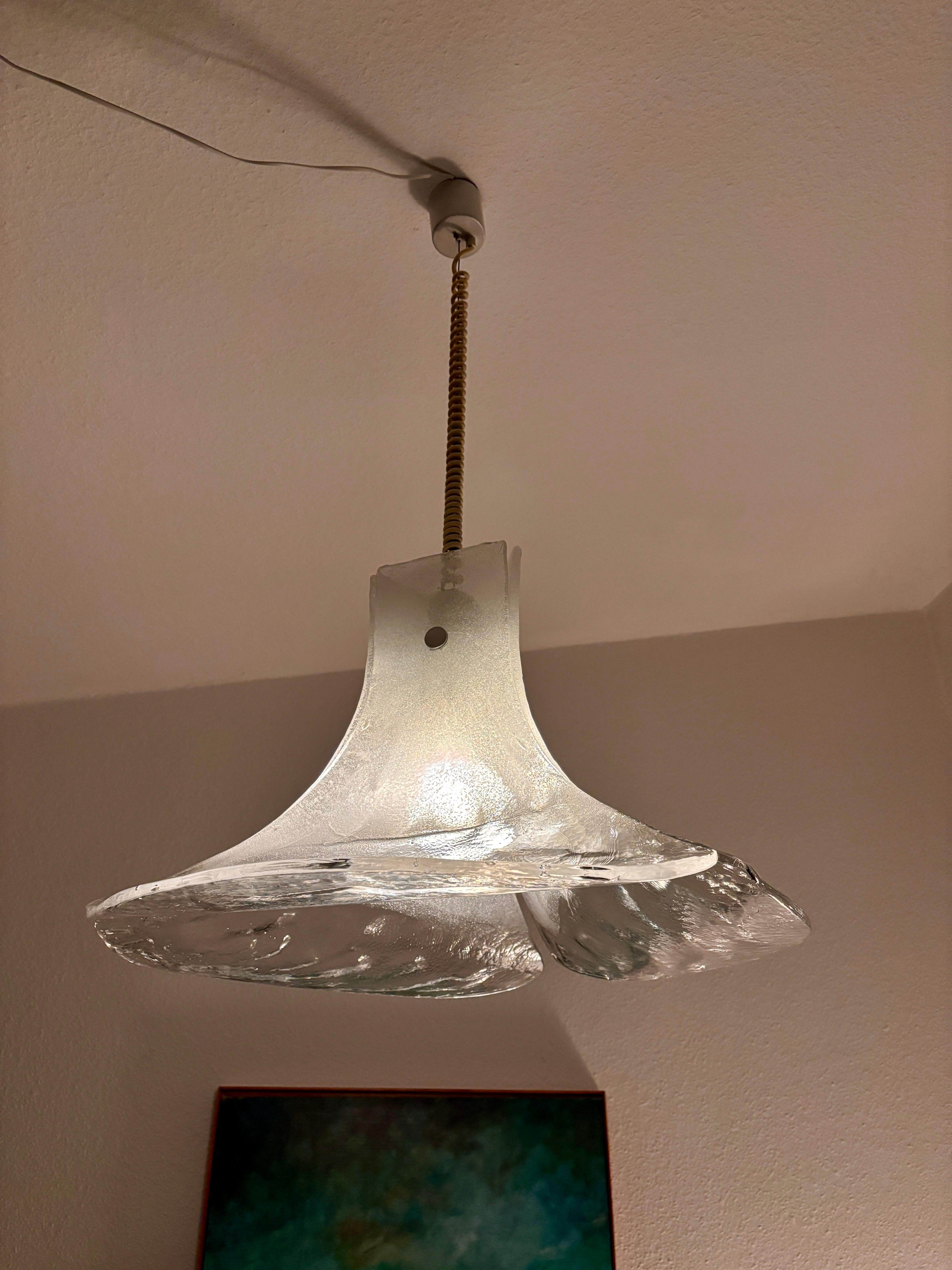 Sehr schwere Murano-Glas-Pendelleuchte aus der Mitte des Jahrhunderts von Carlo Nason für J.T. Kalmár.
Dieser Vintage-Artikel ist voll funktionsfähig und in sehr gutem Zustand, weist aber altersgemäße Gebrauchsspuren auf.
Glühbirne - 1 x