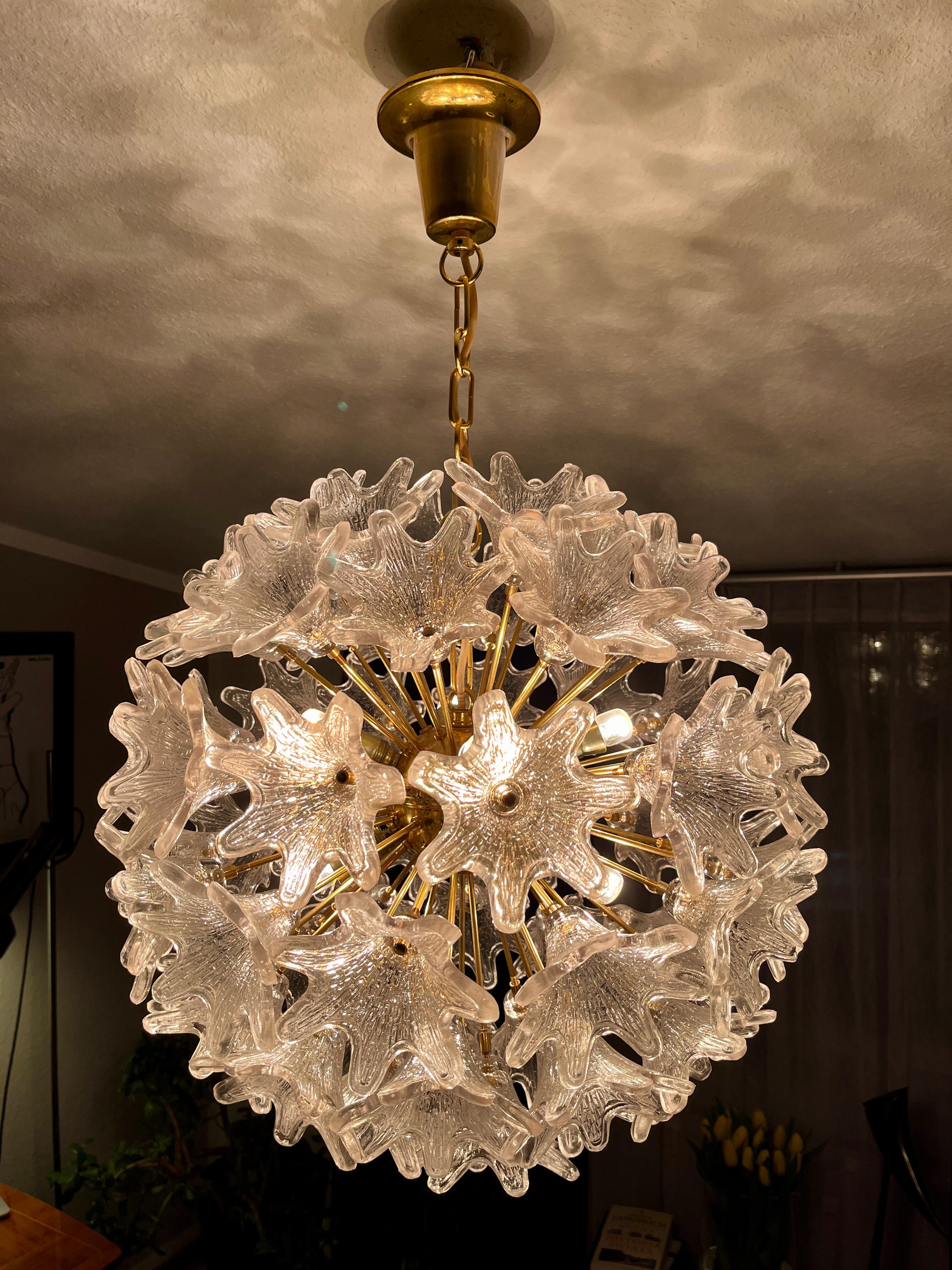 Un lampadario di VeArt con fiori in vetro di Murano progettato negli anni '60!

Il corpo del lampadario è realizzato in ottone placcato oro!

Il lampadario ha un diametro di circa 50 cm e un'altezza totale di circa 80 cm.

Il lampadario è in buone