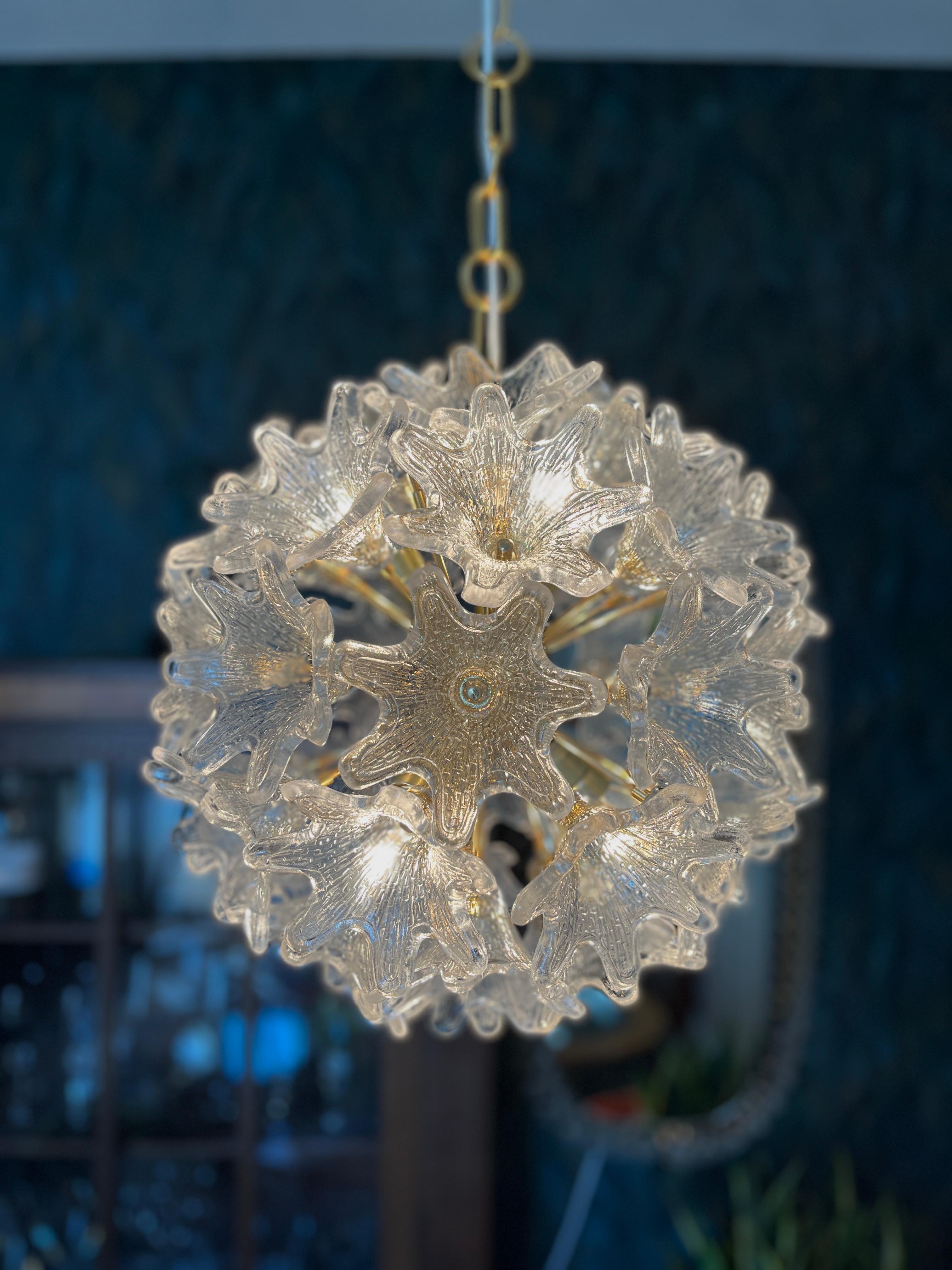 Un lampadario VeArt con fiori in vetro di Murano degli anni '60!

Il corpo del lampadario è realizzato in ottone placcato oro!

Il lampadario ha un diametro di circa 40 cm e un'altezza totale di circa 110 cm.

Il lampadario è in buone