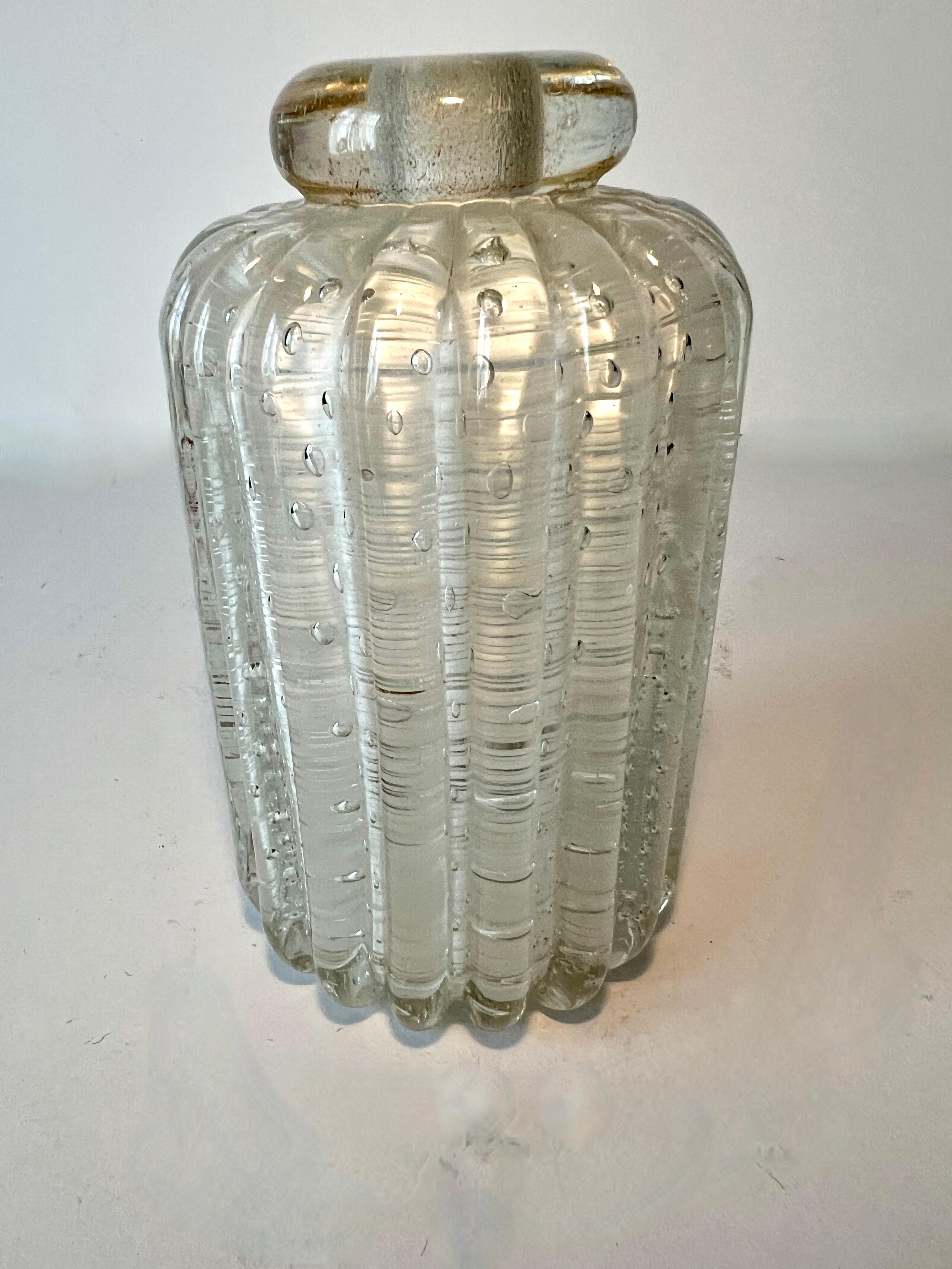 Un vaso di vetro di Murano dallo spessore unico e bellissimo, con macchie d'oro.

Il vaso è un vaso a bocciolo e ha una forte presenza per le sue dimensioni, con una pesante superficie esterna a coste.

È il complemento ideale per qualsiasi tavolino