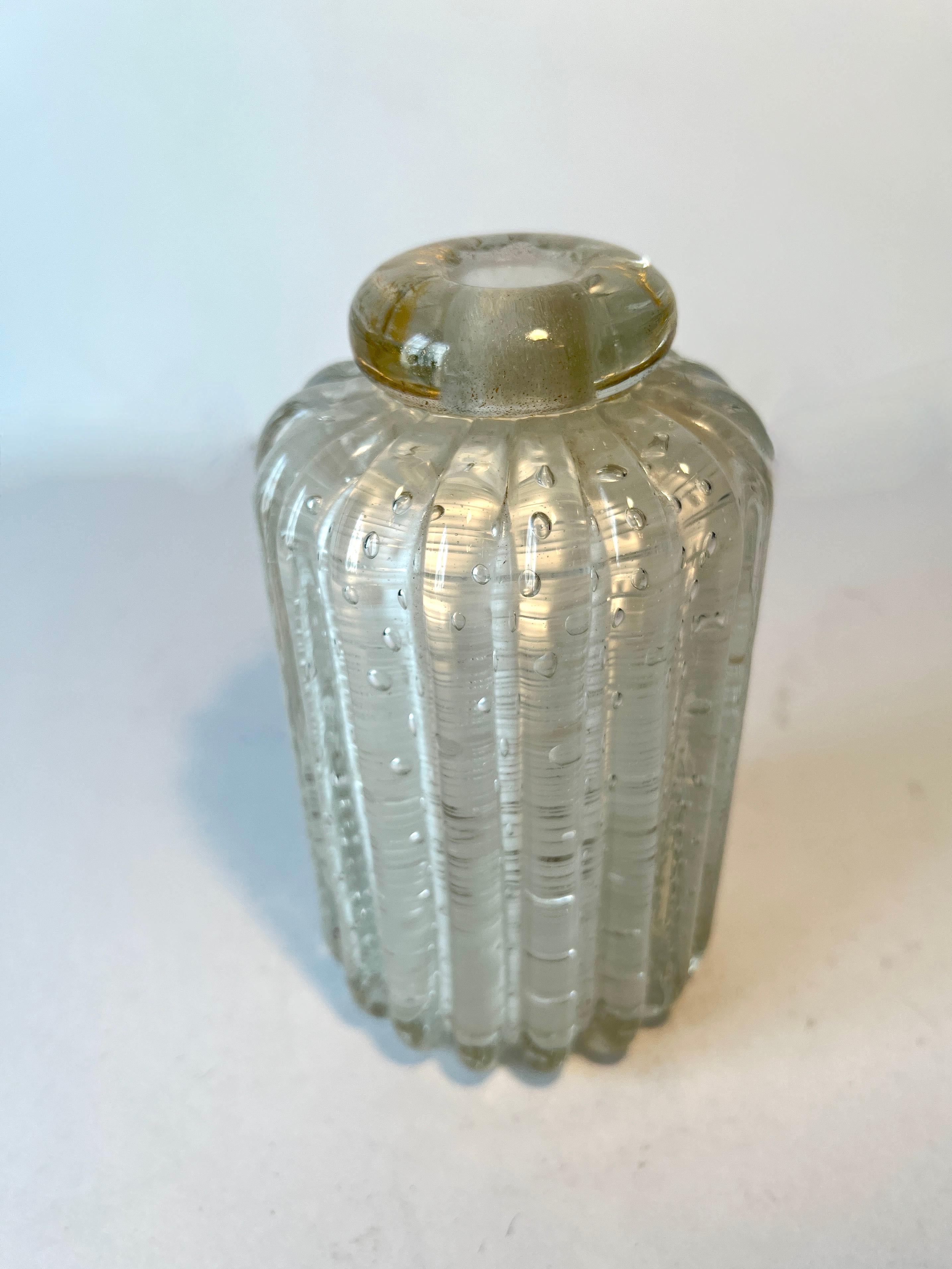 Fatto a mano Vaso a bocciolo di Murano con nervatura pesante e scaglie d'oro in vendita