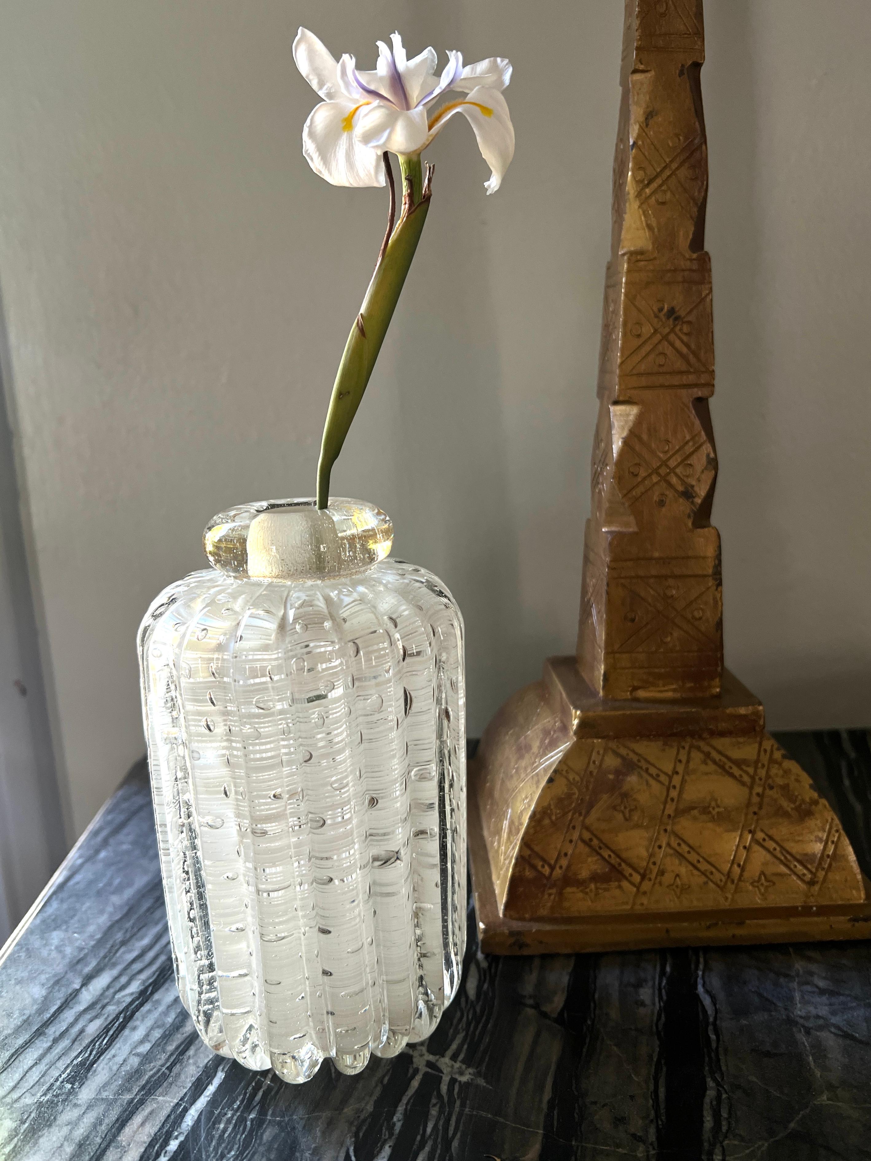 XX secolo Vaso a bocciolo di Murano con nervatura pesante e scaglie d'oro in vendita