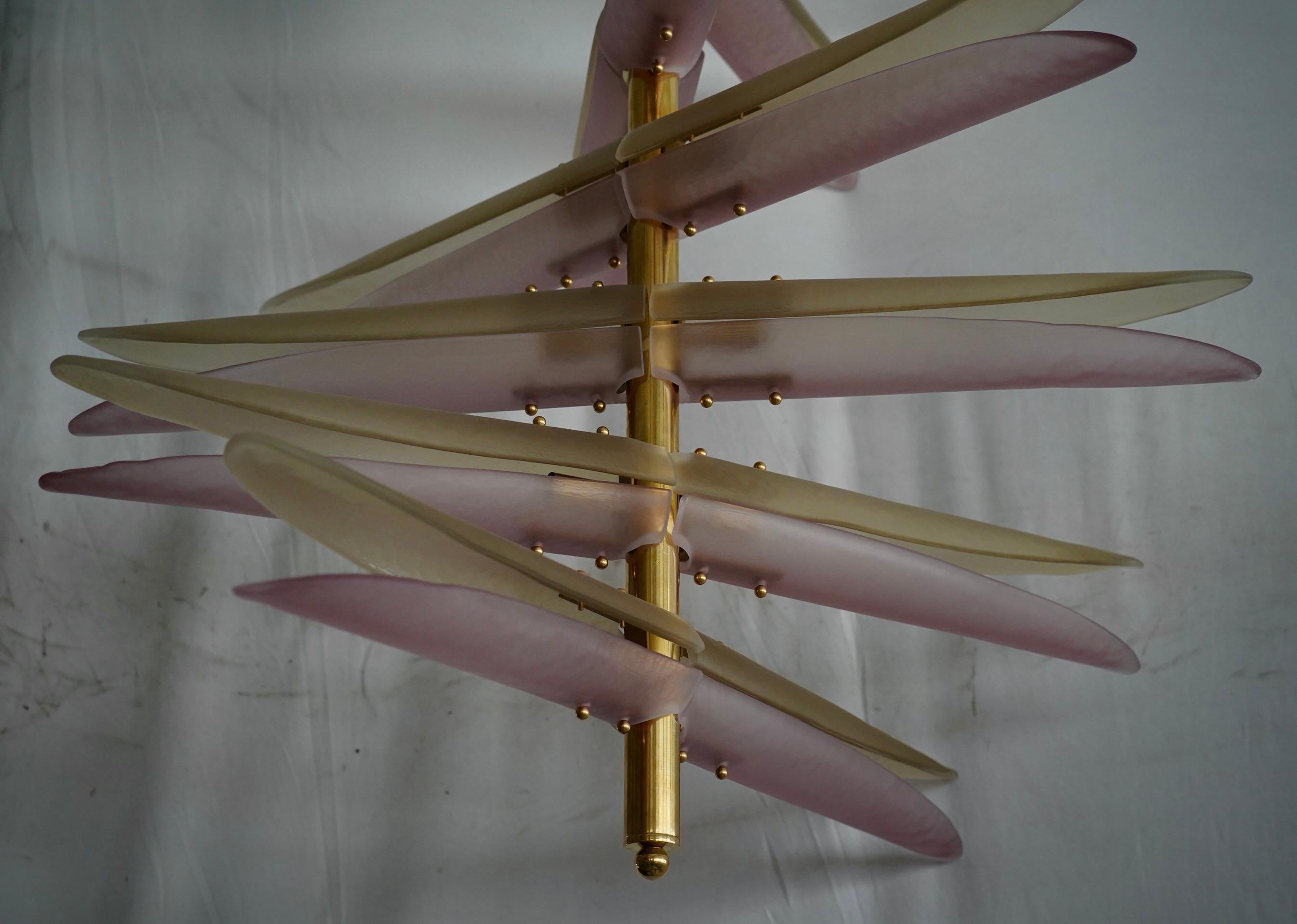 Murano Helix Rosa und Bernstein Kunstglas und Messing Kronleuchter und Anhänger, 2020 (Moderne der Mitte des Jahrhunderts) im Angebot